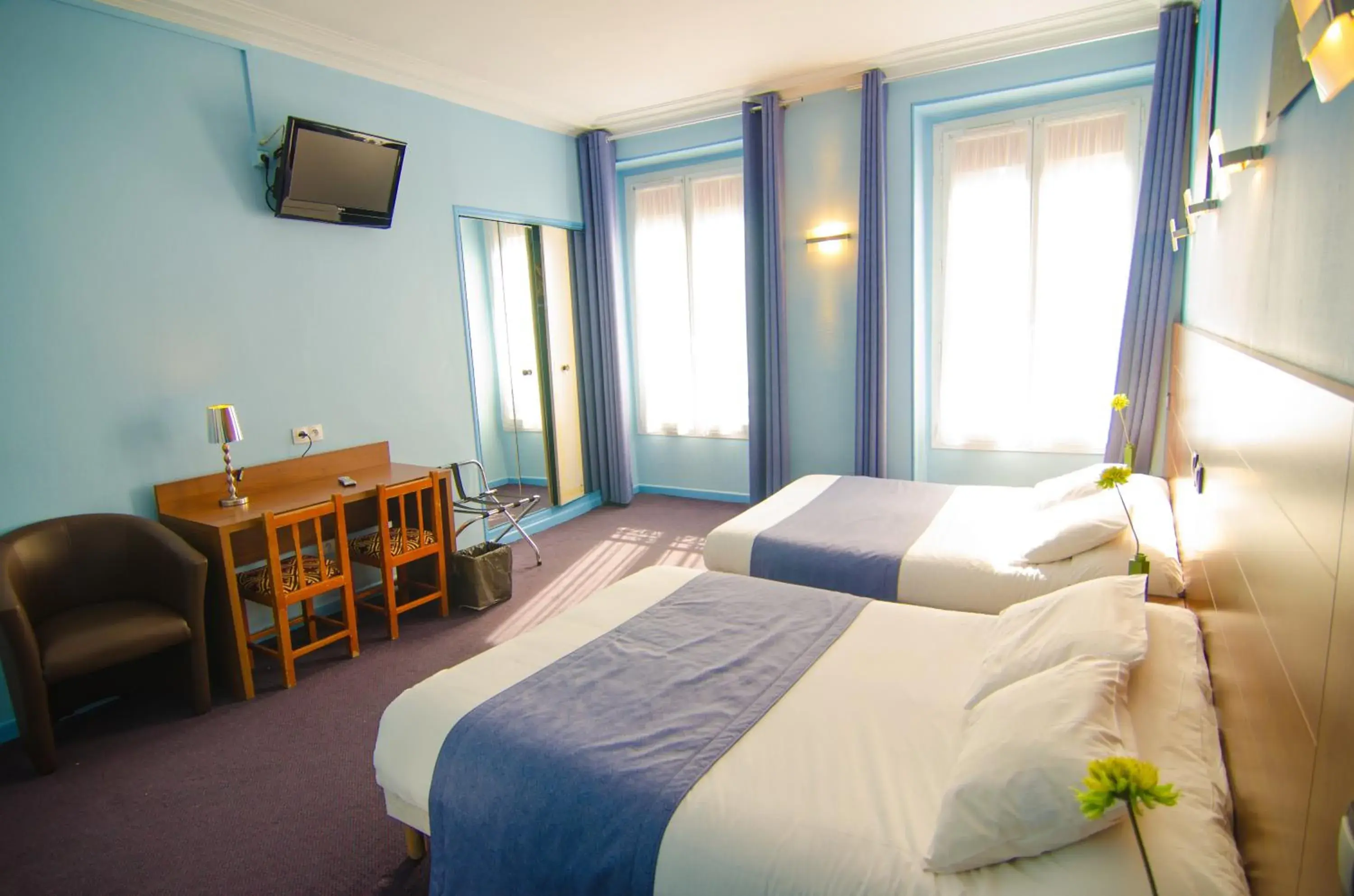 Photo of the whole room, Bed in Hotel Paris Bruxelles Photo of the whole room, Bed in Hotel Paris Bruxelles