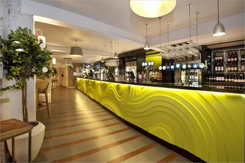 Restaurant/places to eat, Lounge/Bar in The King's Head Hotel Wetherspoon