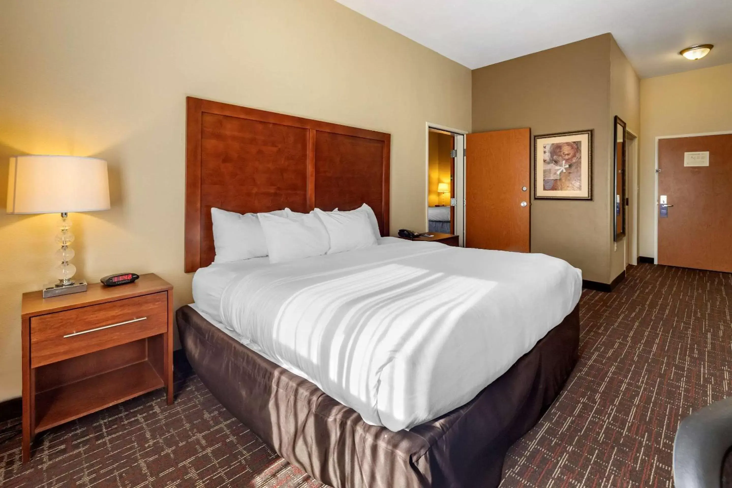 Photo of the whole room, Bed in Comfort Inn & Suites Shawnee North near I-40