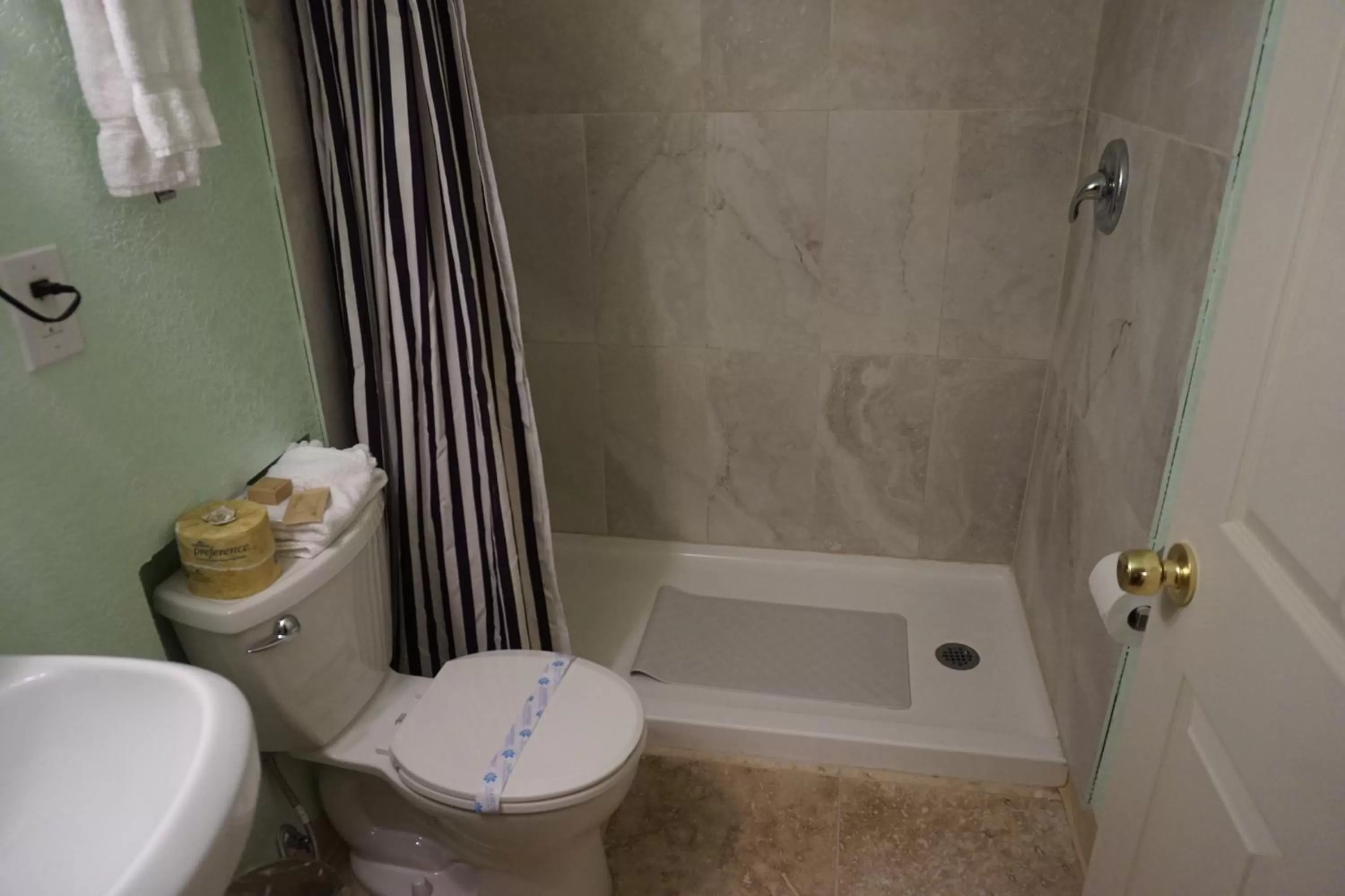 Bathroom in Eagle Crater Lake Inn