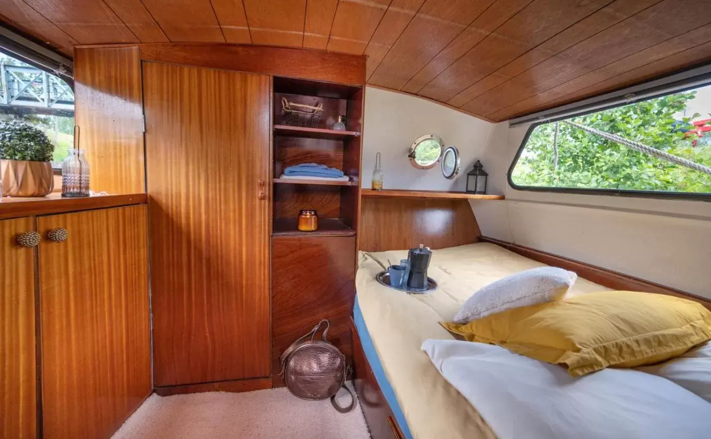 Bedroom, Bed in Sealov- Nuit sur un bateau à quai, halte bucolique entre Pont-Remy et Abbeville