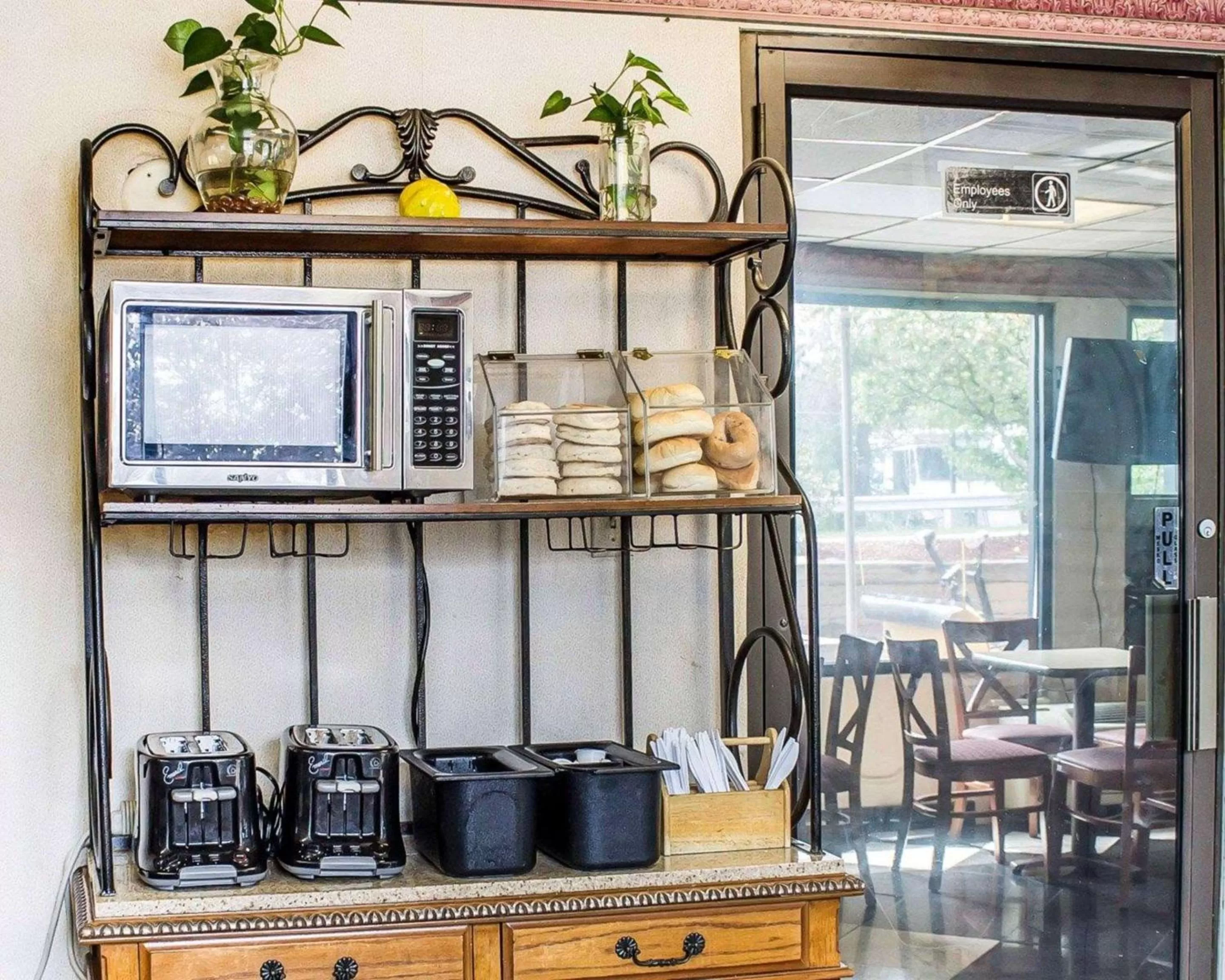 Restaurant/places to eat in Econo Lodge Scranton near Montage Mountain