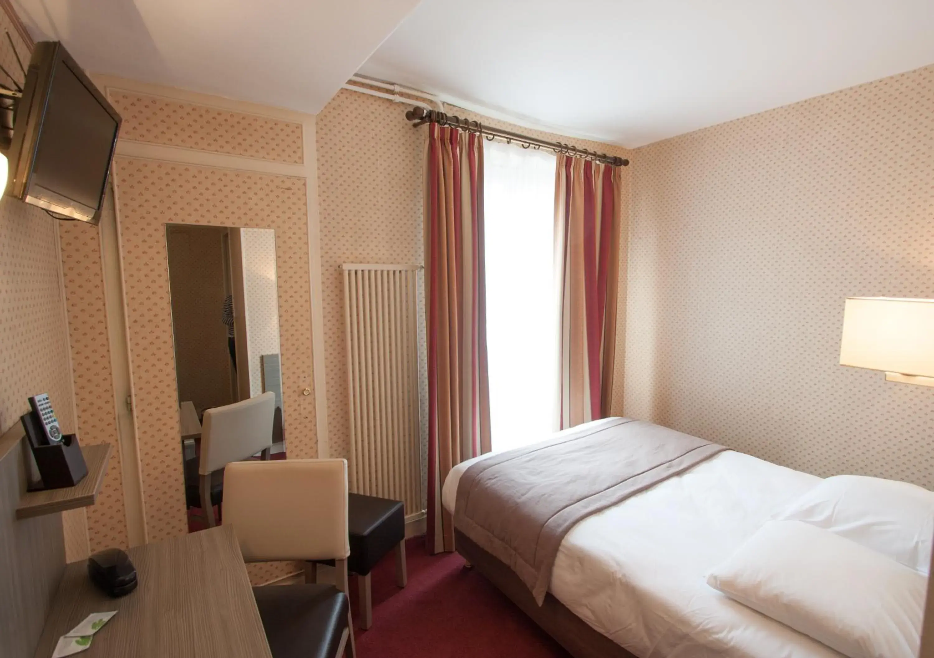 Bedroom, Bed in Hôtel Eiffel Kensington