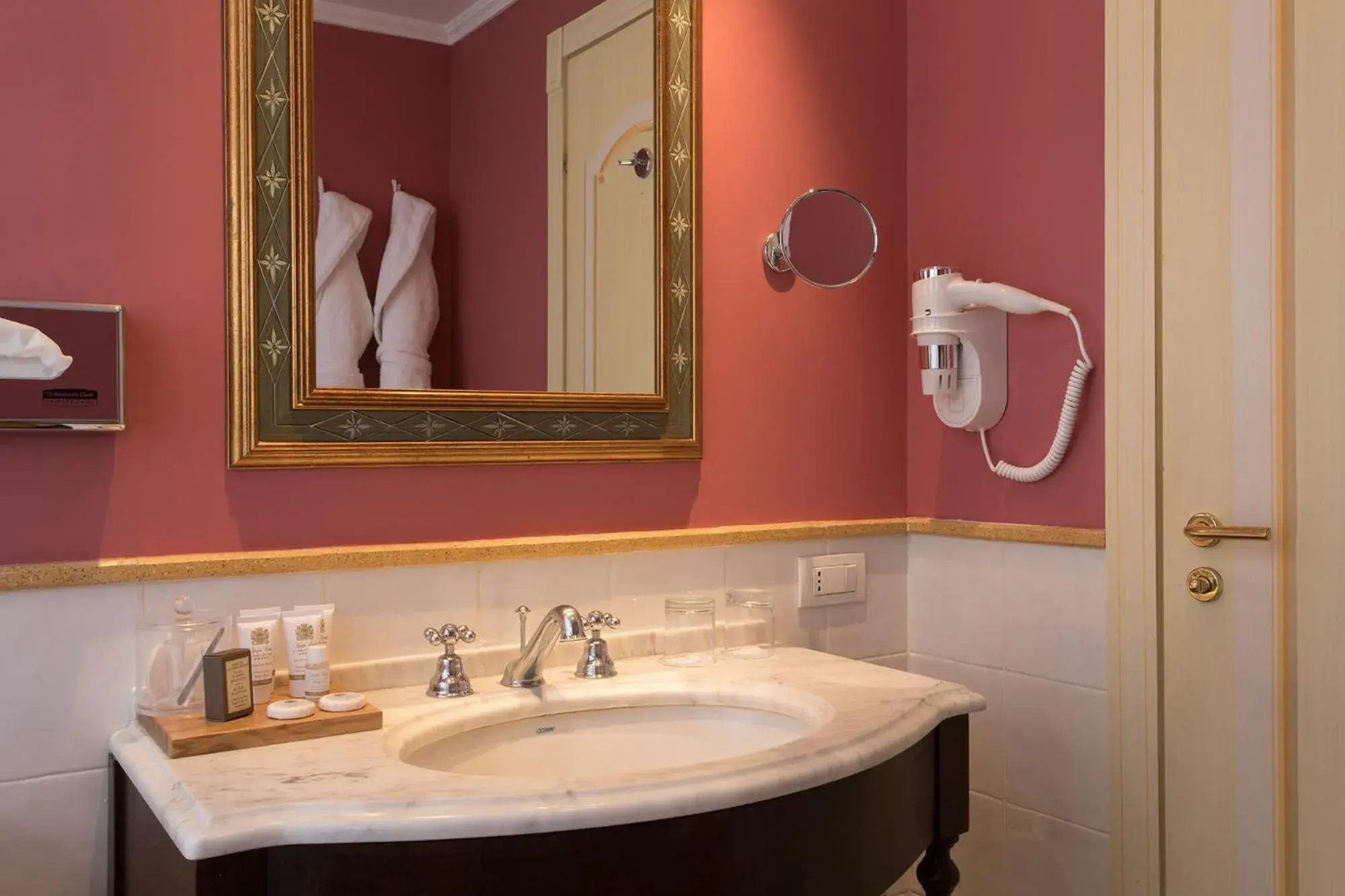 Bathroom in Hotel Baglio Oneto dei Principi di San Lorenzo - Luxury Wine Resort