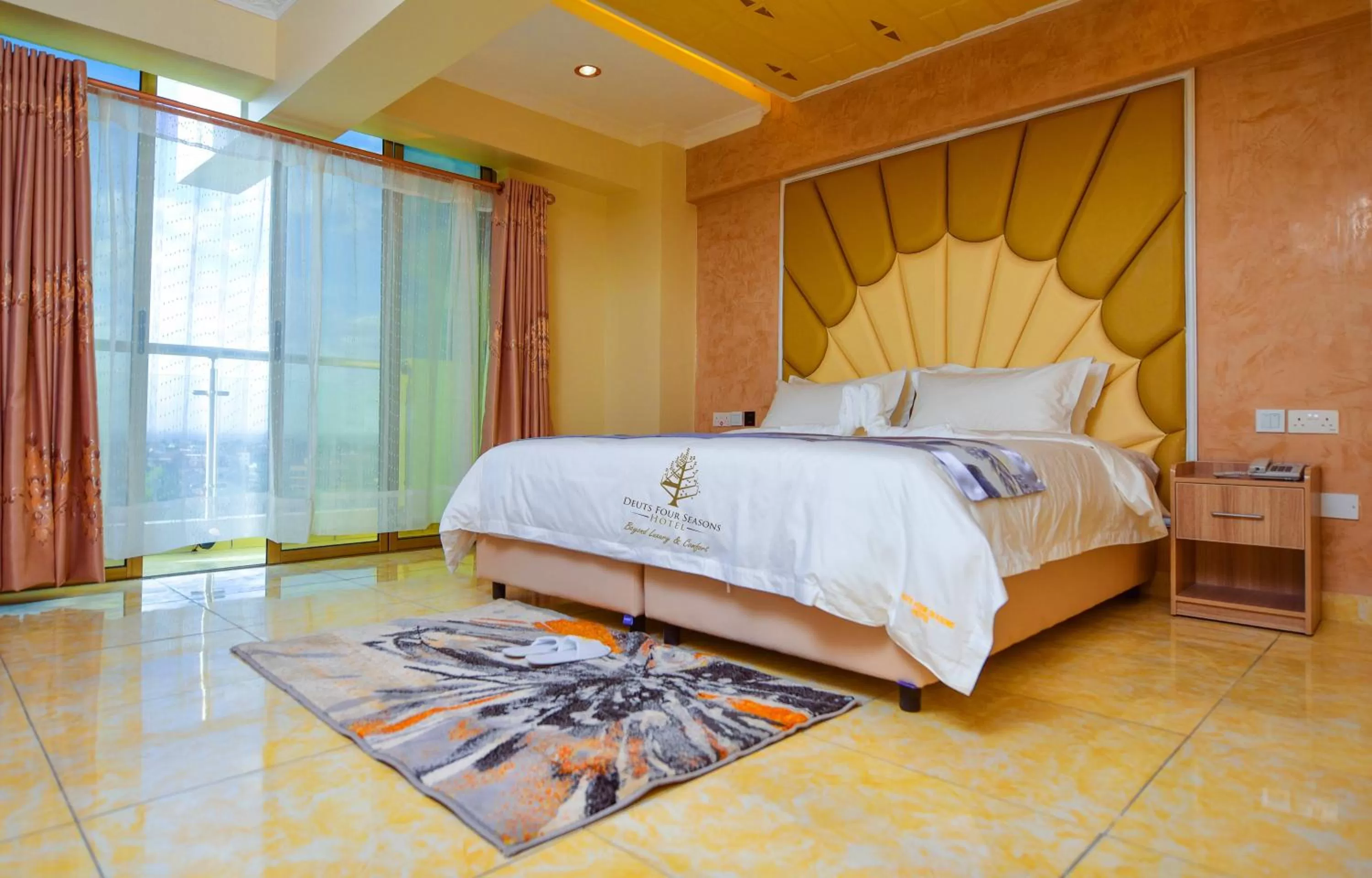 Photo of the whole room, Bed in Deuts Four Seasons Hotel