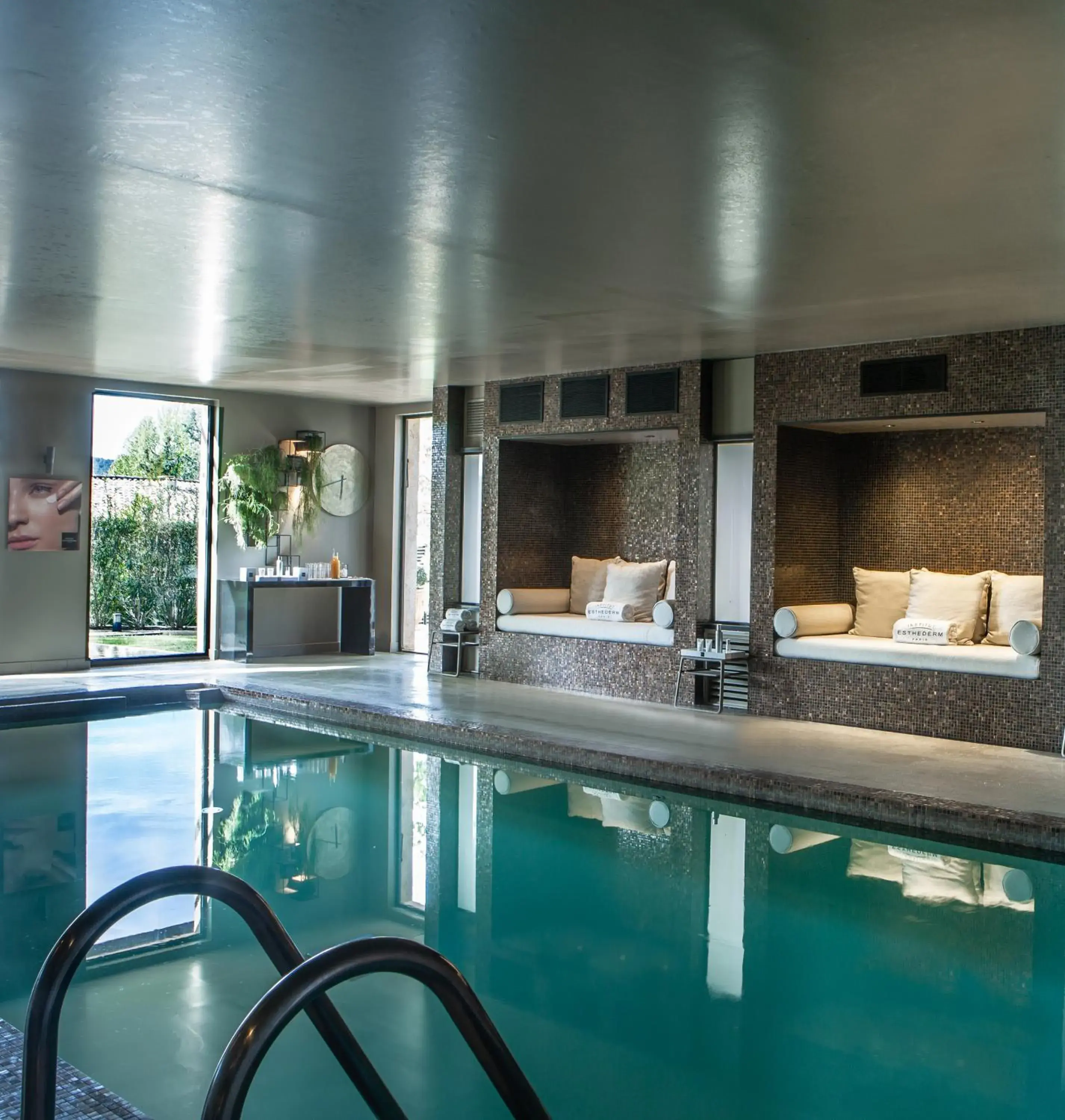 Swimming Pool in Les Lodges Sainte-Victoire Hotel & Spa