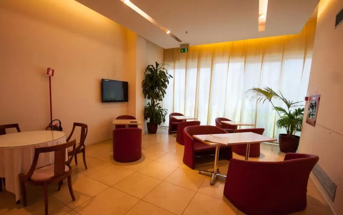 Business facilities, Restaurant/Places to Eat in Hotel Lux