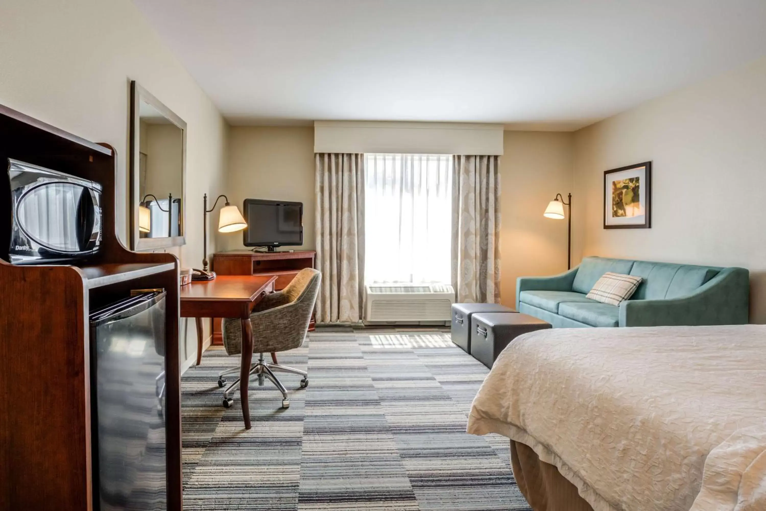 Bedroom, TV/Entertainment Center in Hampton Inn & Suites Westford-Chelmsford