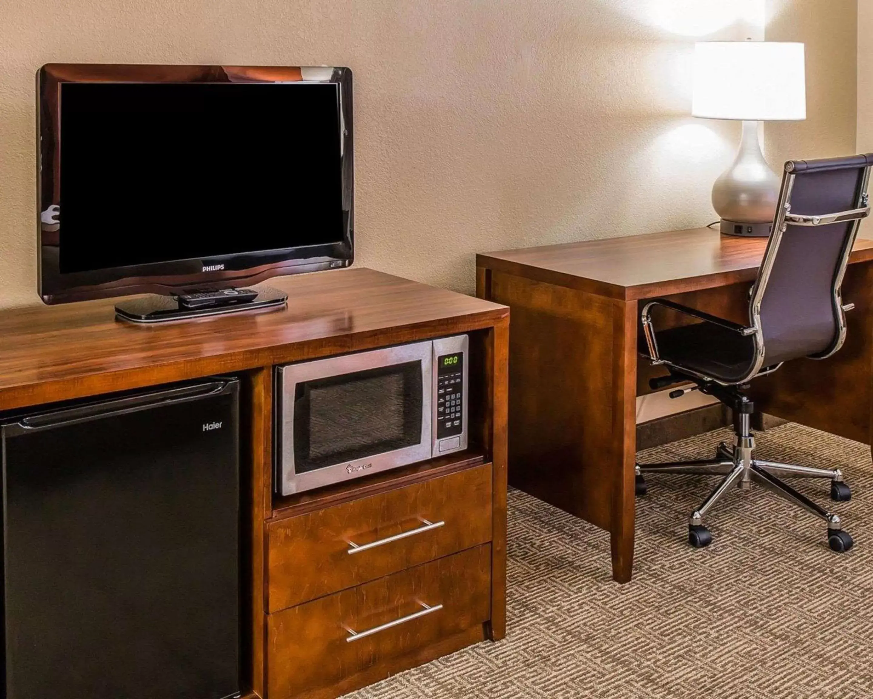 Photo of the whole room, TV/Entertainment Center in Comfort Inn & Suites Lakeland North I-4