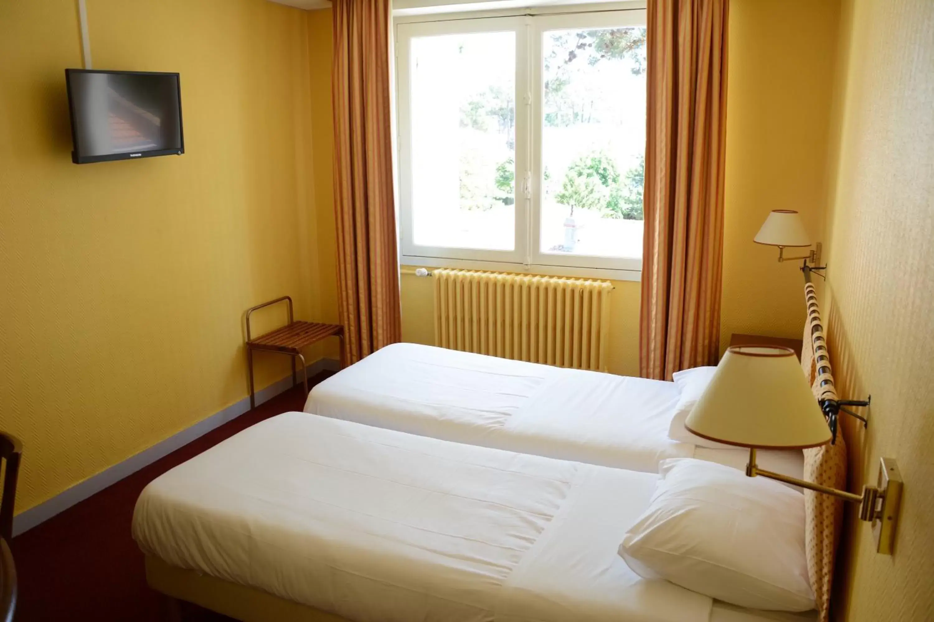 Bed in Logis Le Petit Trianon