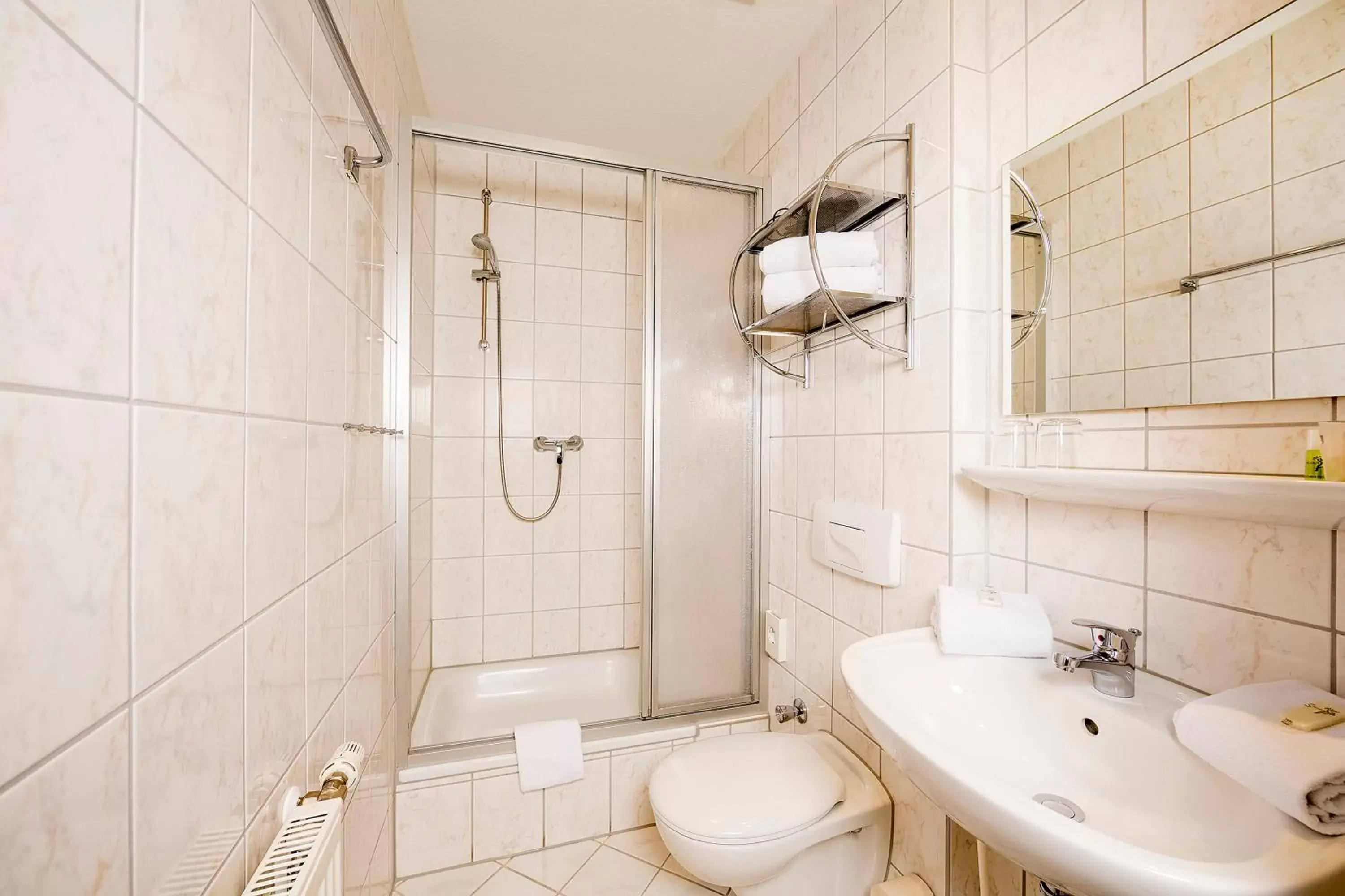 Bathroom in Garni Eden Hotels