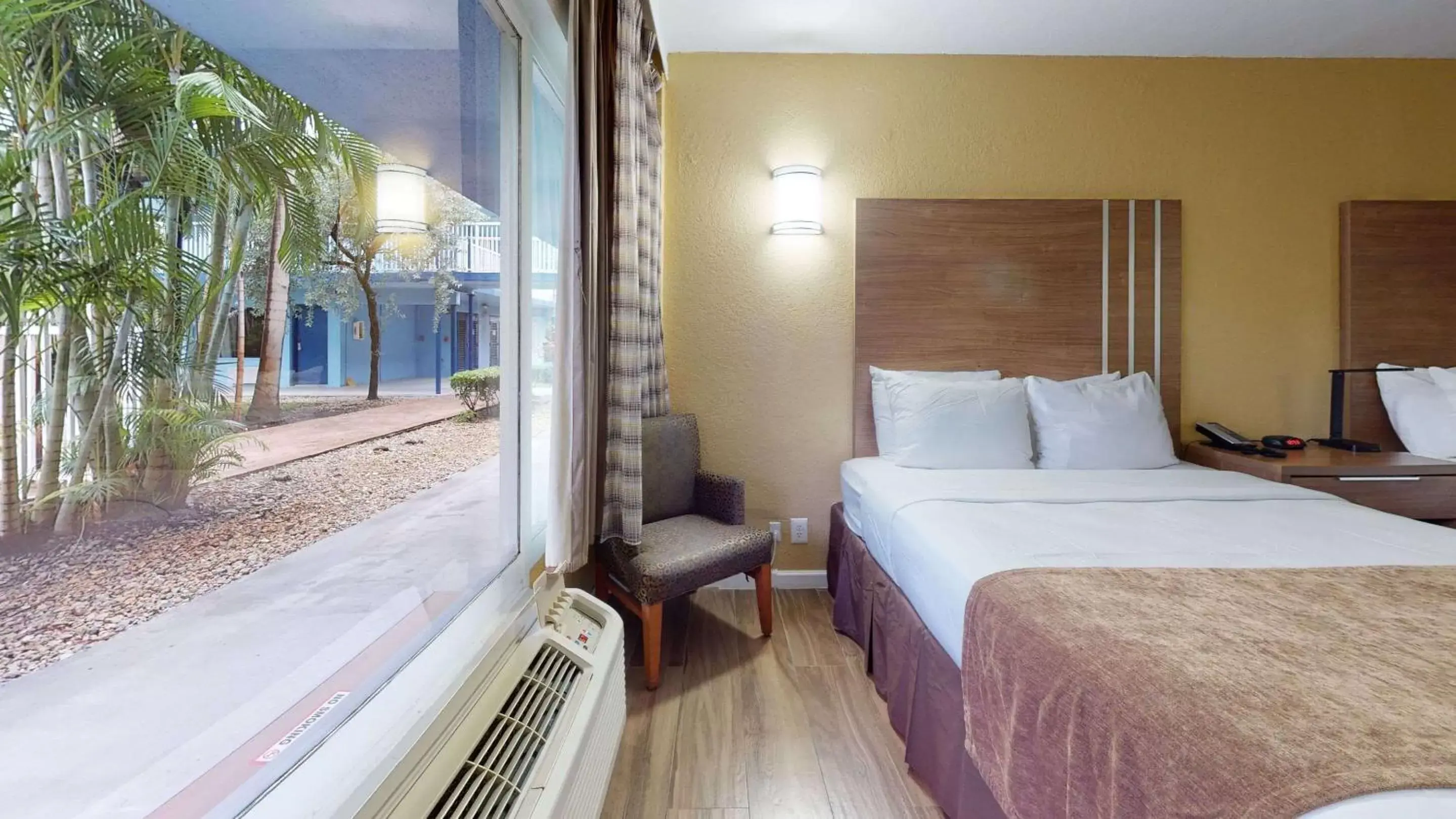 Bedroom, Bed in Rodeway Inn & Suites Fort Lauderdale Airport & Cruise Port