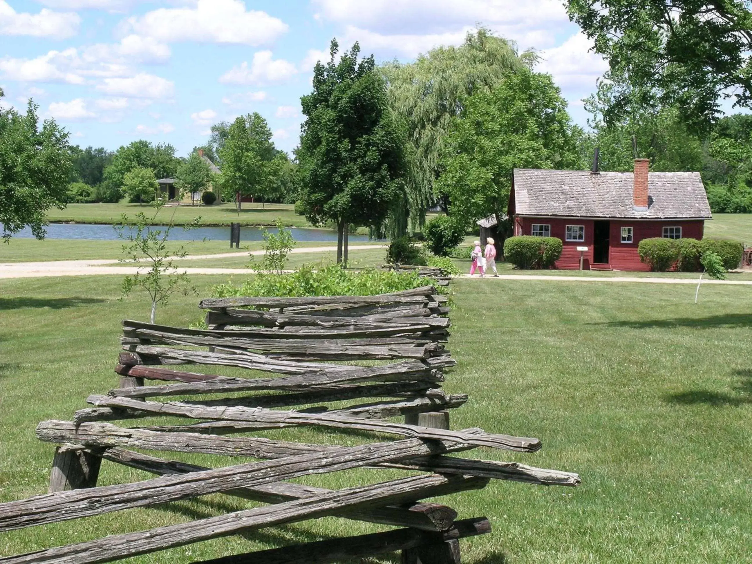 Property building, Garden in Amish Inn