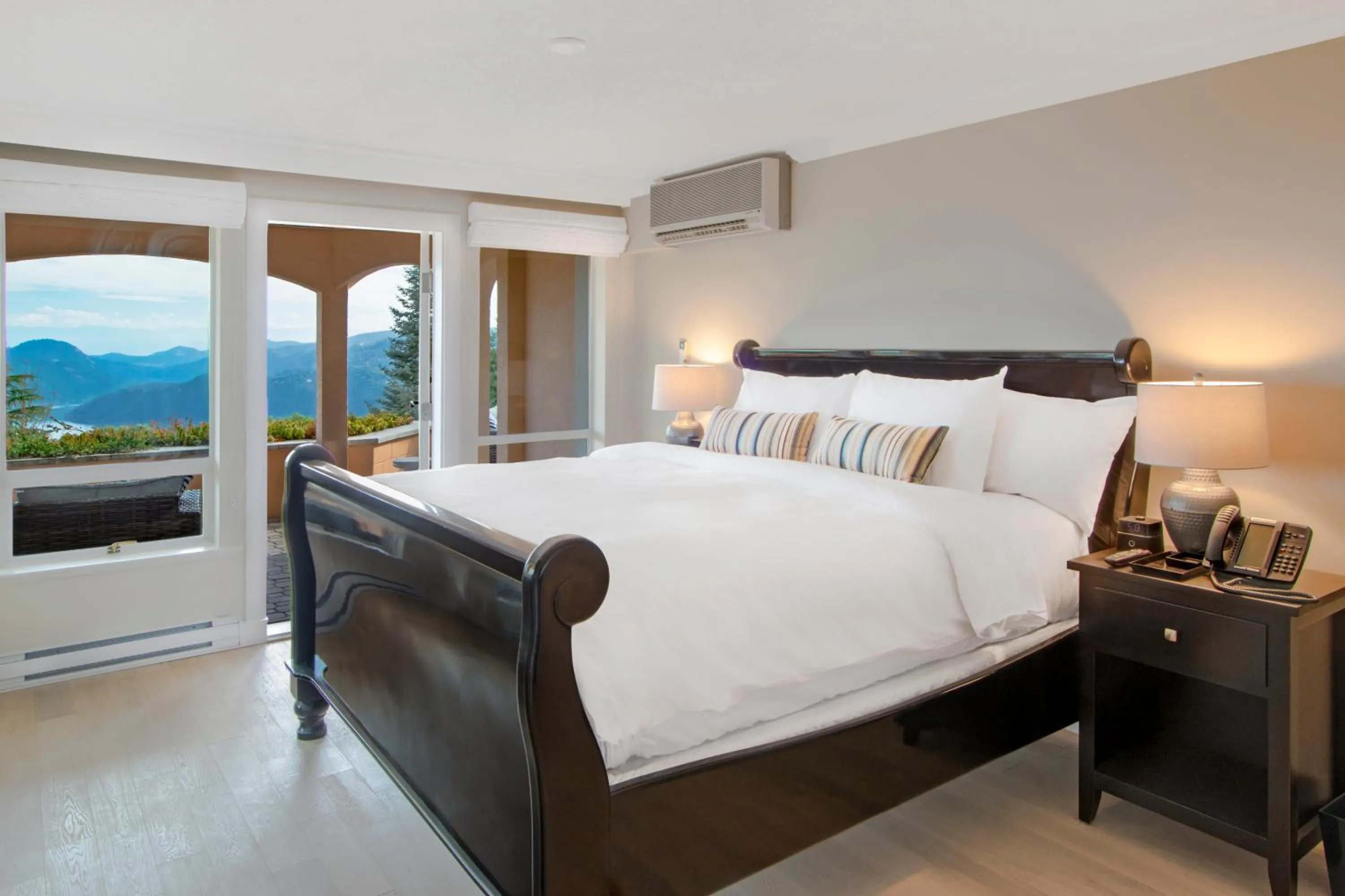 Bedroom, Bed in Villa Eyrie Resort