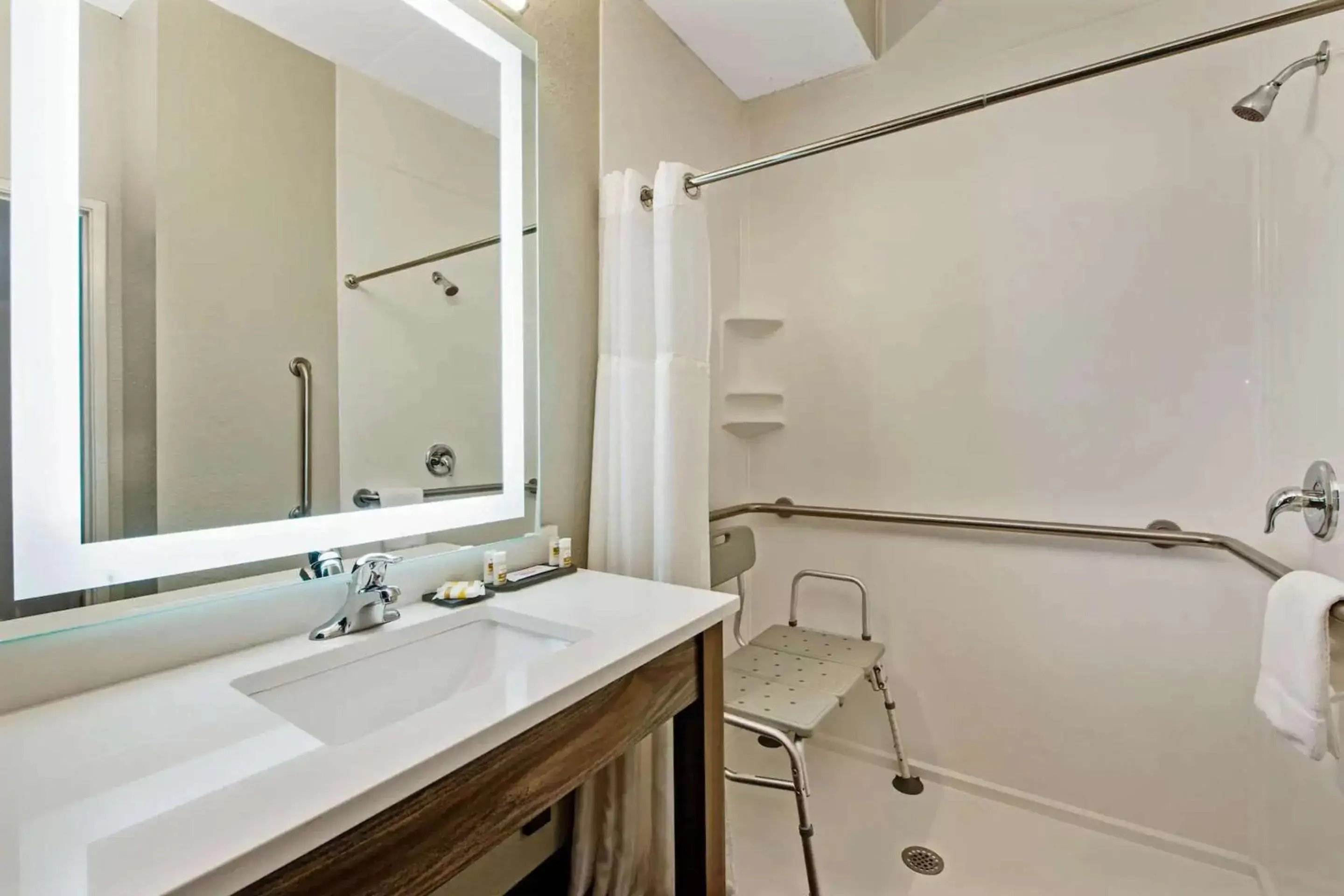 Bedroom, Bathroom in Comfort Inn & Suites Tipp City - I-75