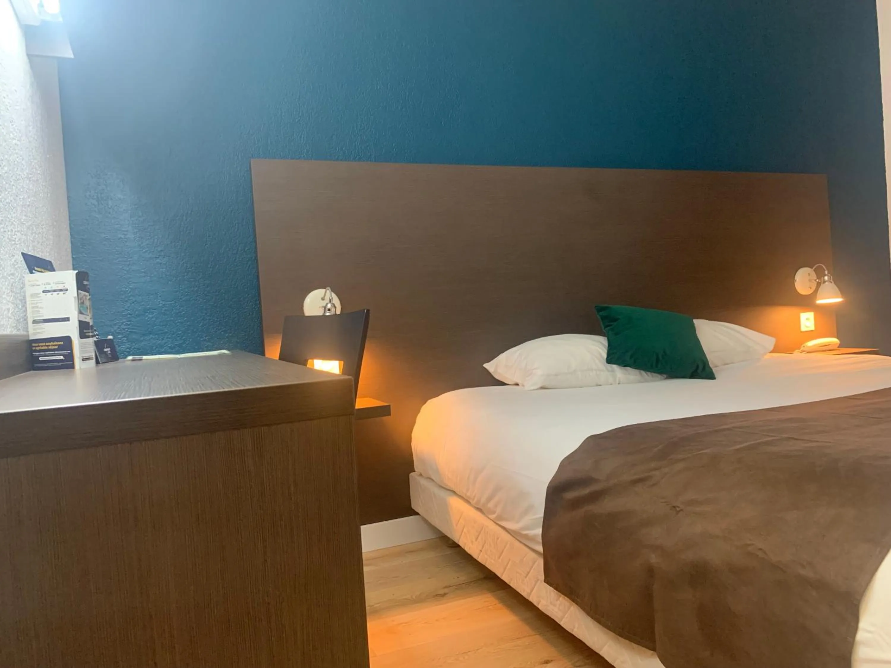 Photo of the whole room, Bed in Contact Hôtel des États-Unis