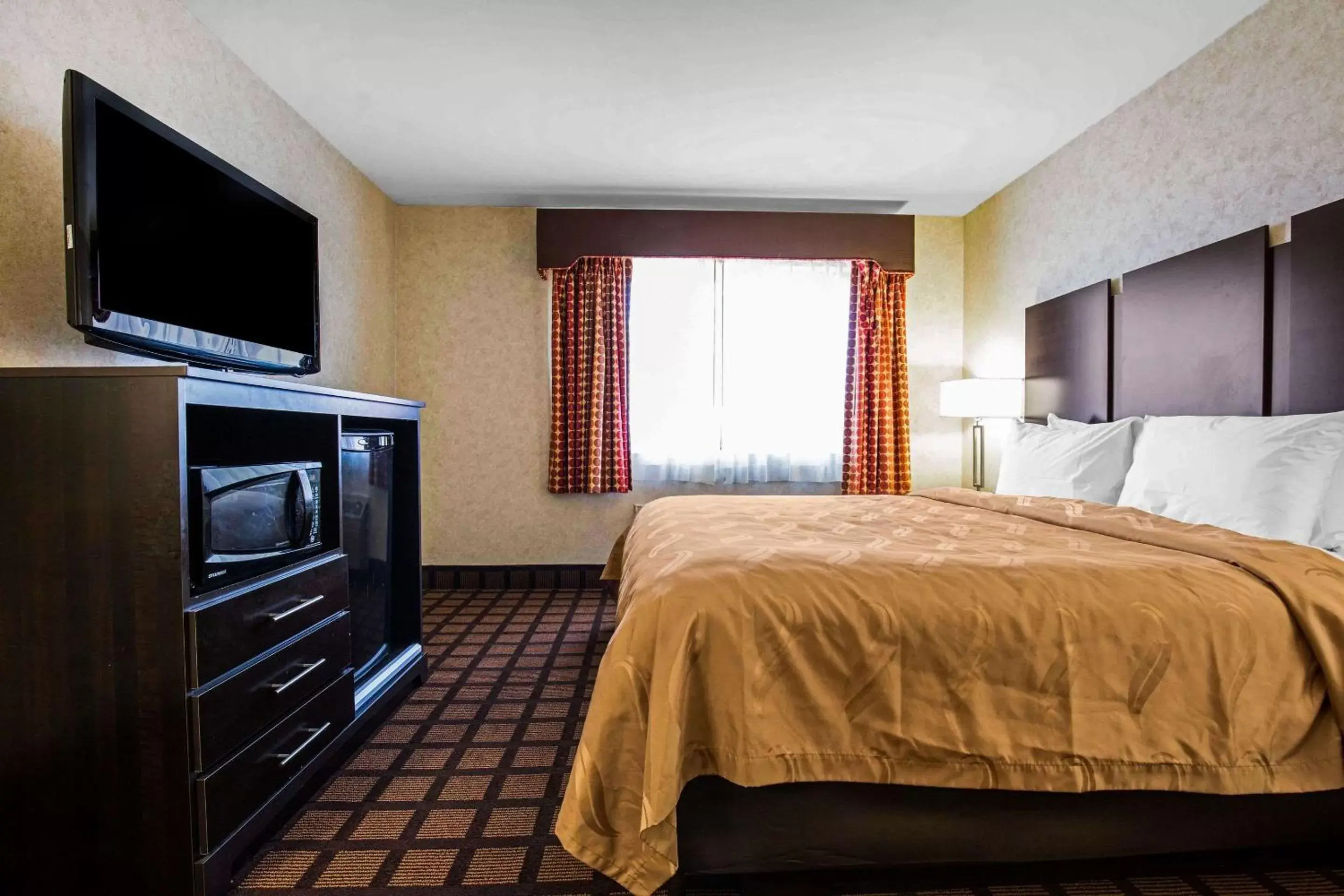 Photo of the whole room, TV/Entertainment Center in Quality Inn Monee I-57