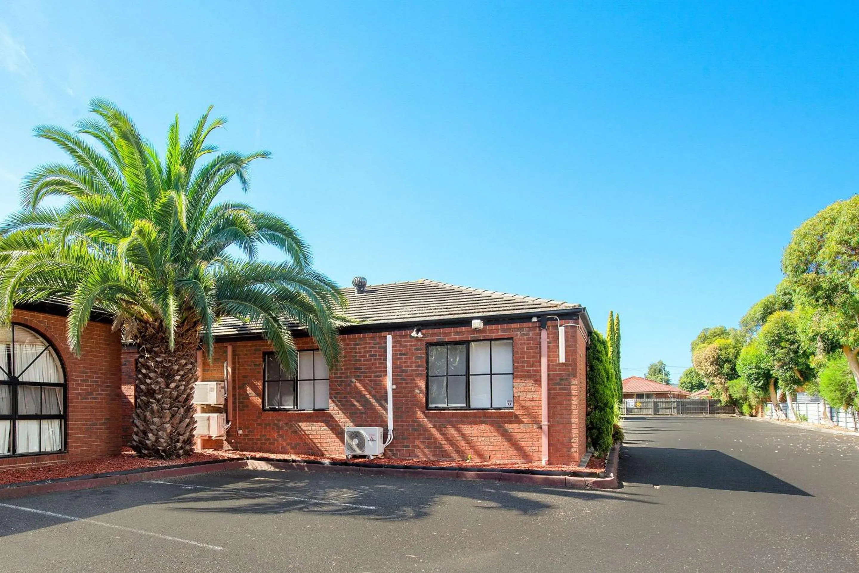 Property building in Comfort Hotel Dandenong