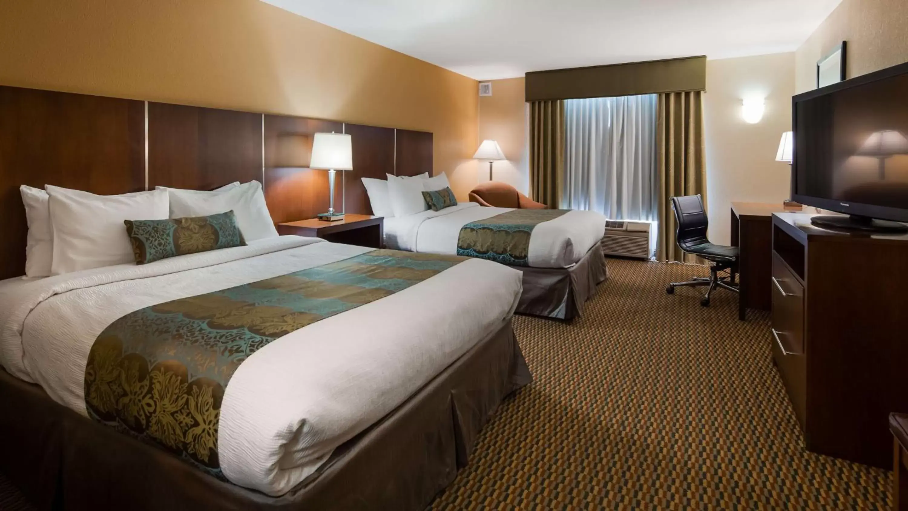 Photo of the whole room, Bed in Best Western Airport Inn & Suites Oakland