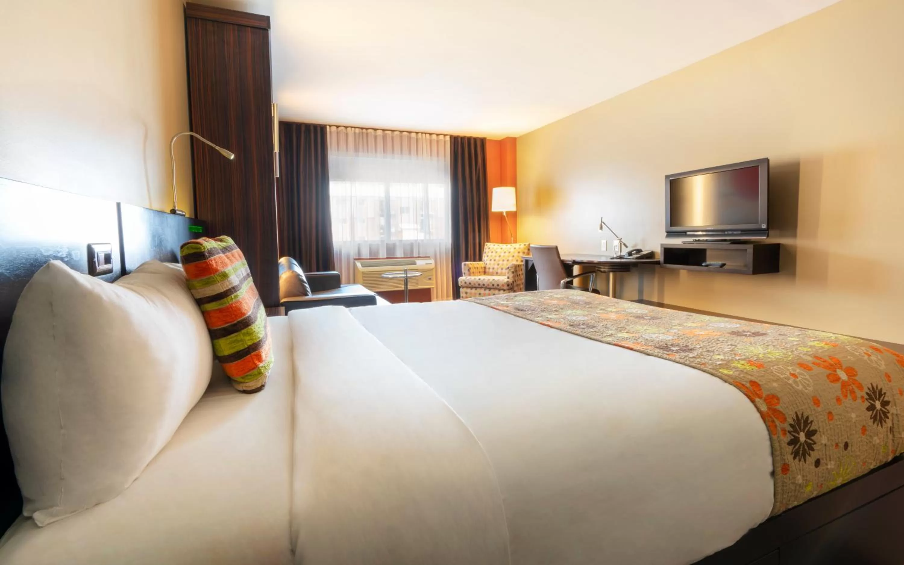 Photo of the whole room, Bed in Hôtel Must Aéroport de Québec par JARO