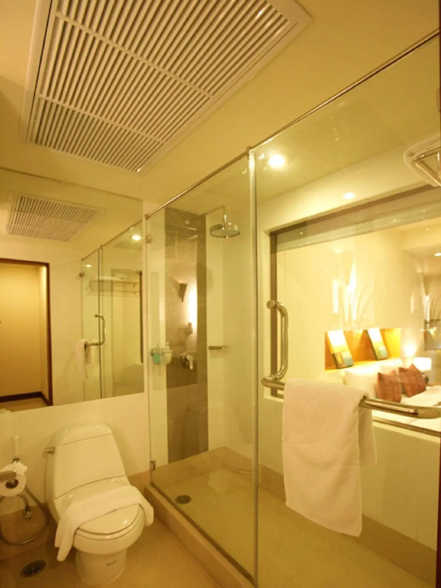 Bathroom in Maninarakorn Hotel