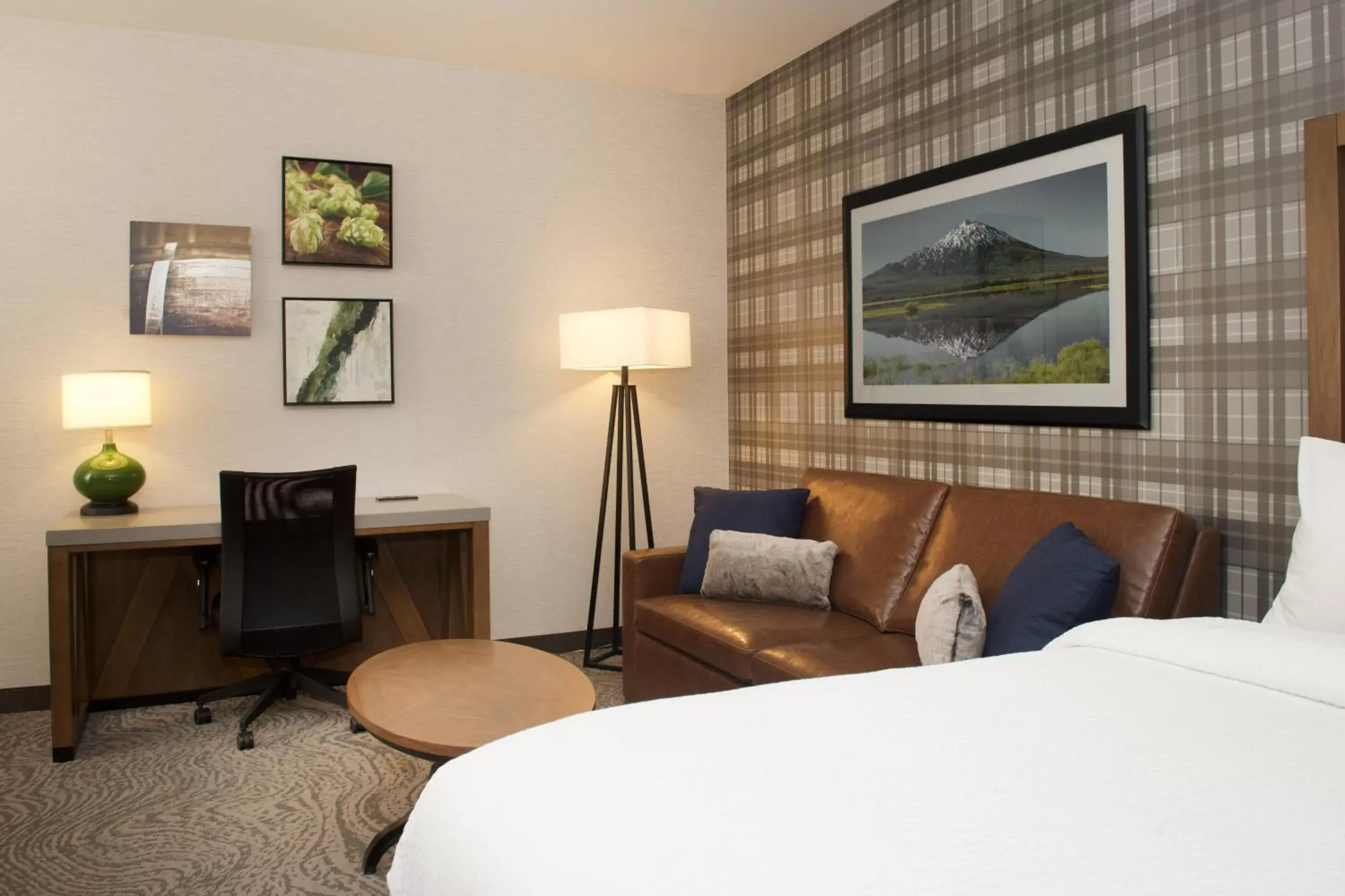 Living room, Bed in SpringHill Suites by Marriott Bend