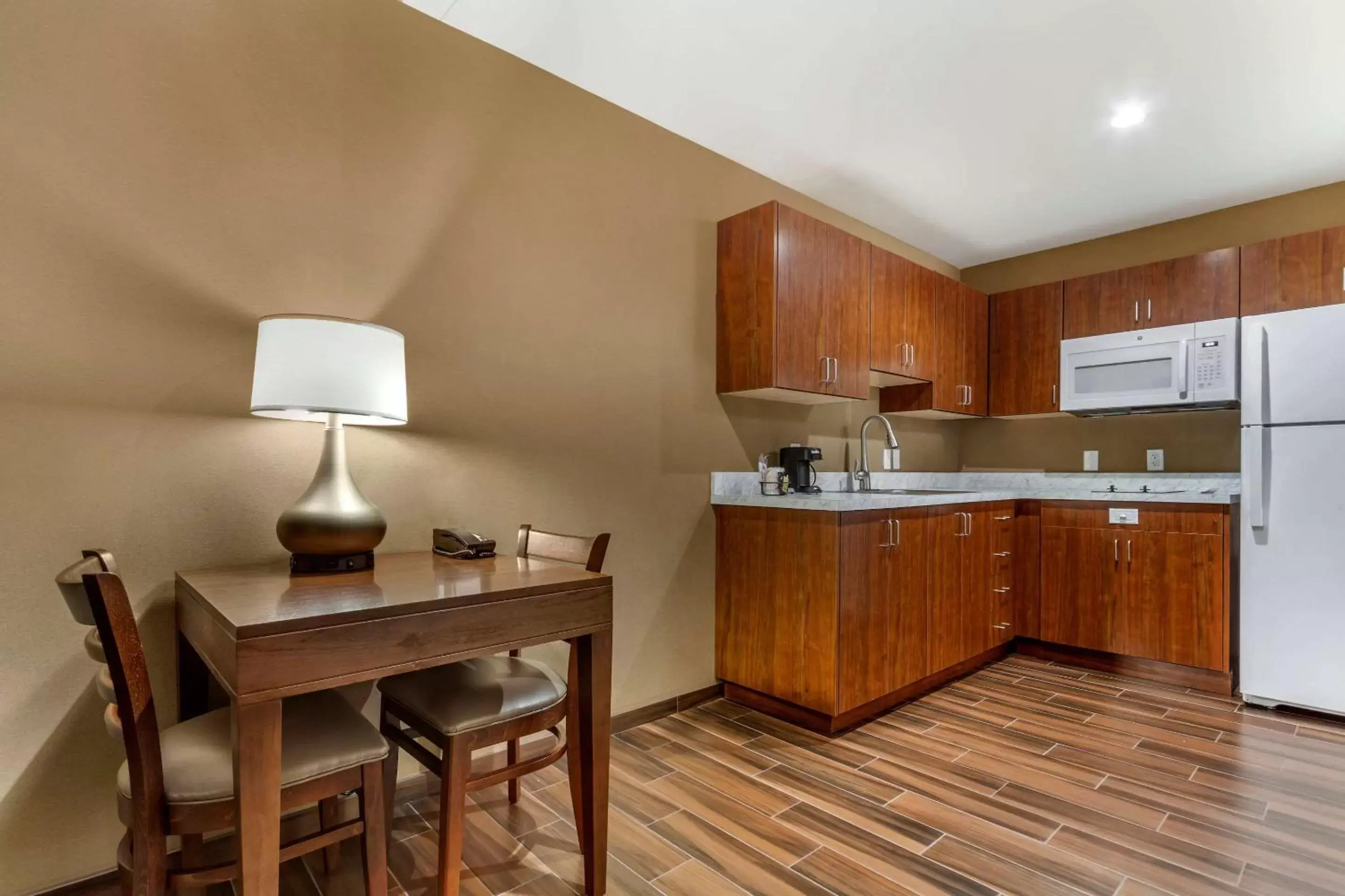 Bedroom, Kitchen/Kitchenette in Comfort Suites Grand Island