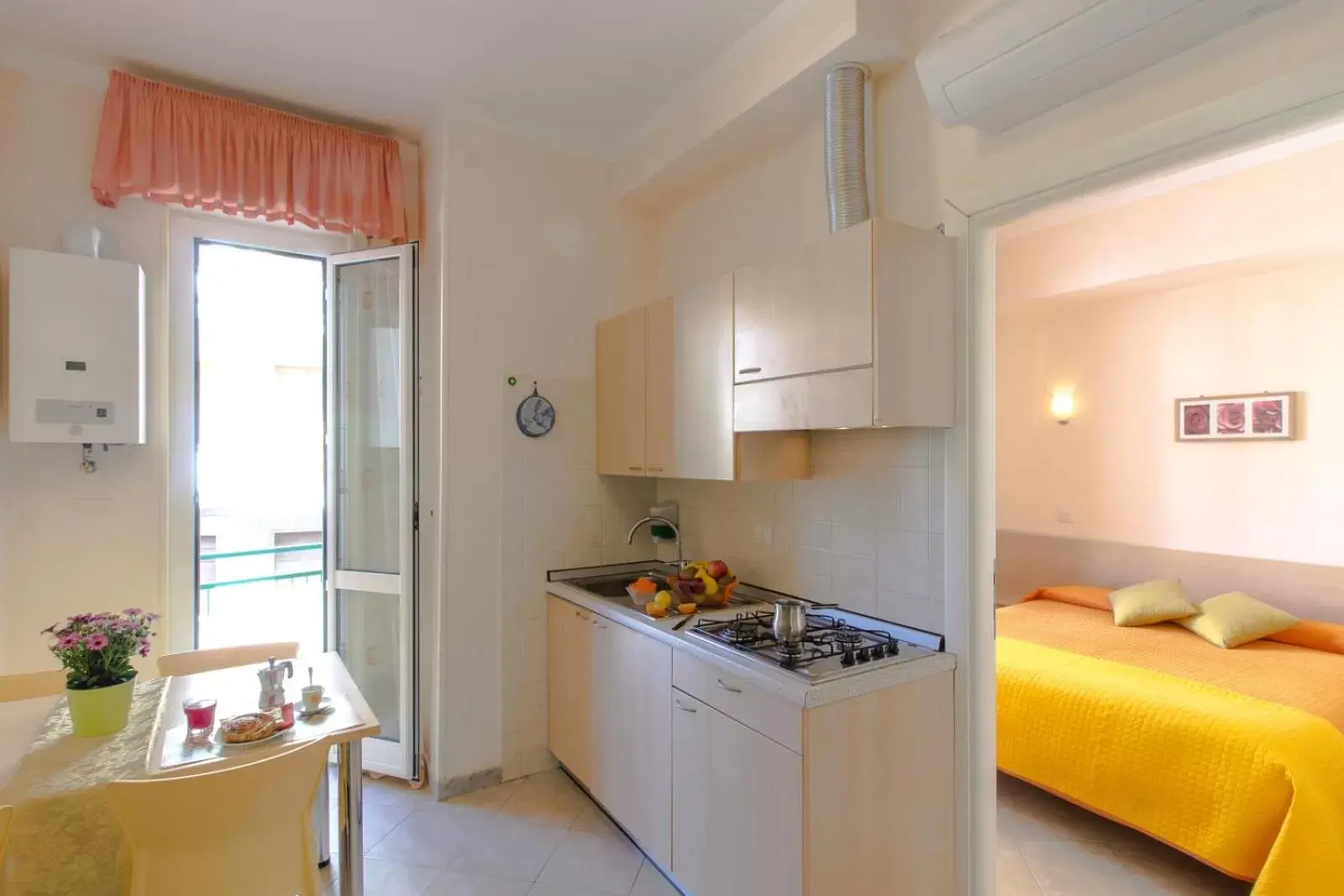 Photo of the whole room, Kitchen/Kitchenette in Casa Vacanze Isophylla