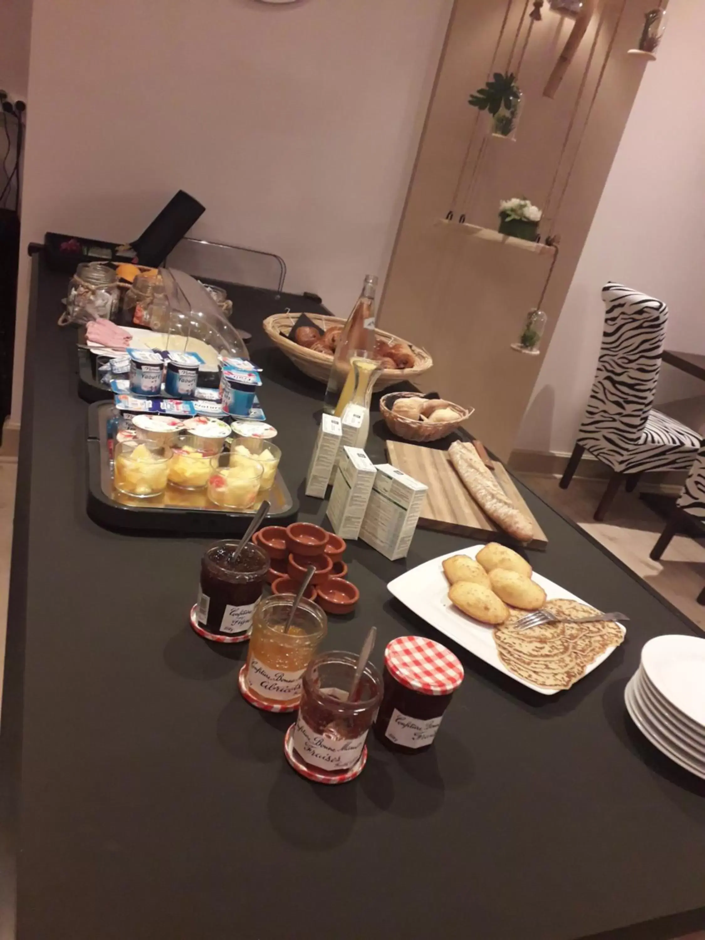 Breakfast, Food in Logis Hôtel La Bastide des Oliviers