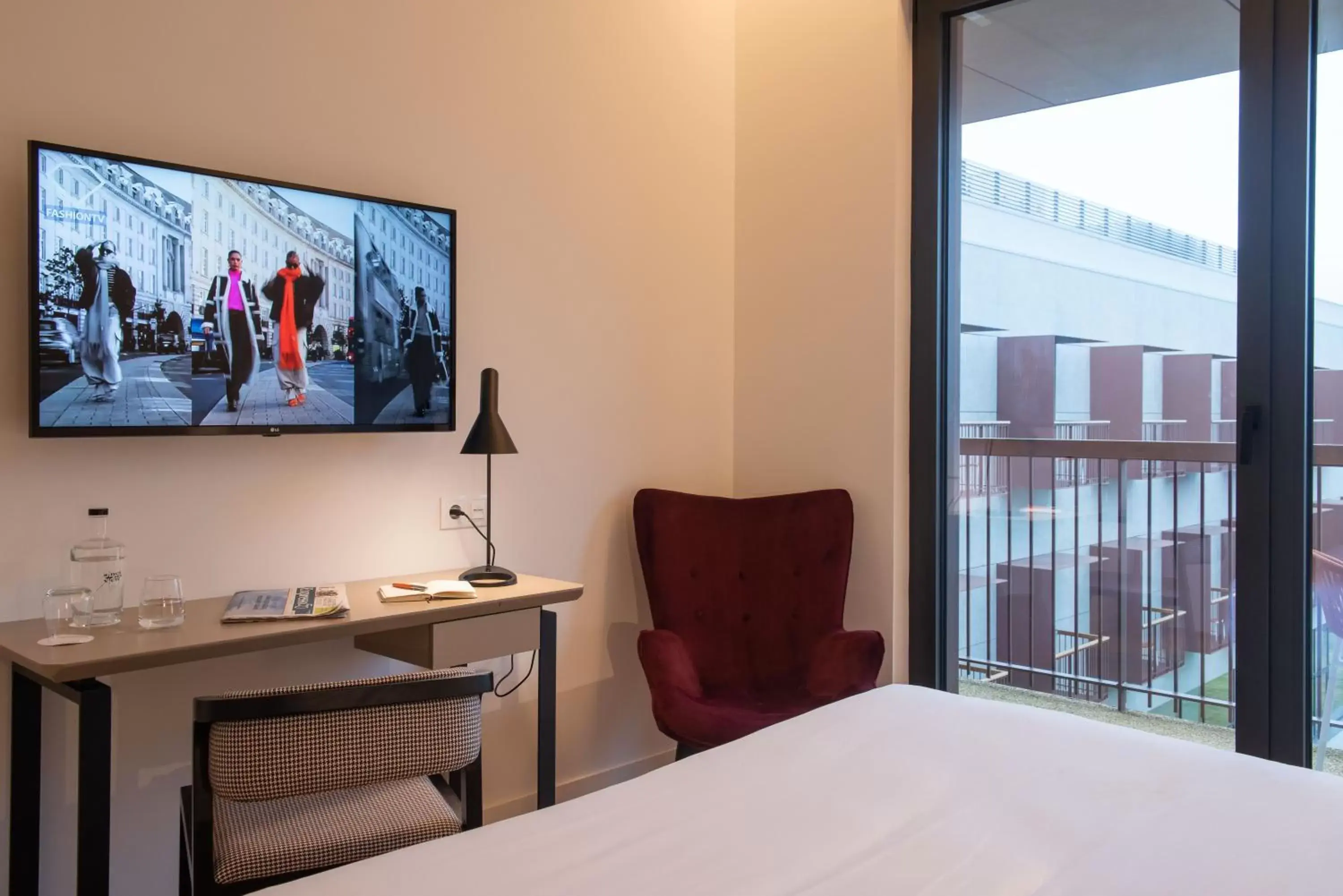 Bedroom, TV/Entertainment Center in Sines Sea View Business & Leisure Hotel