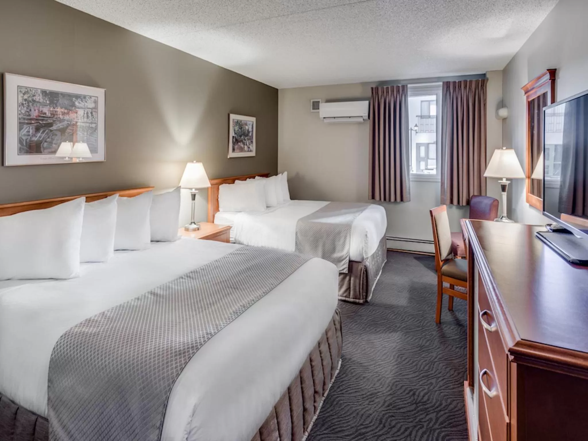 Shower, Bed in Heritage Inn Hotel & Convention Centre - High River