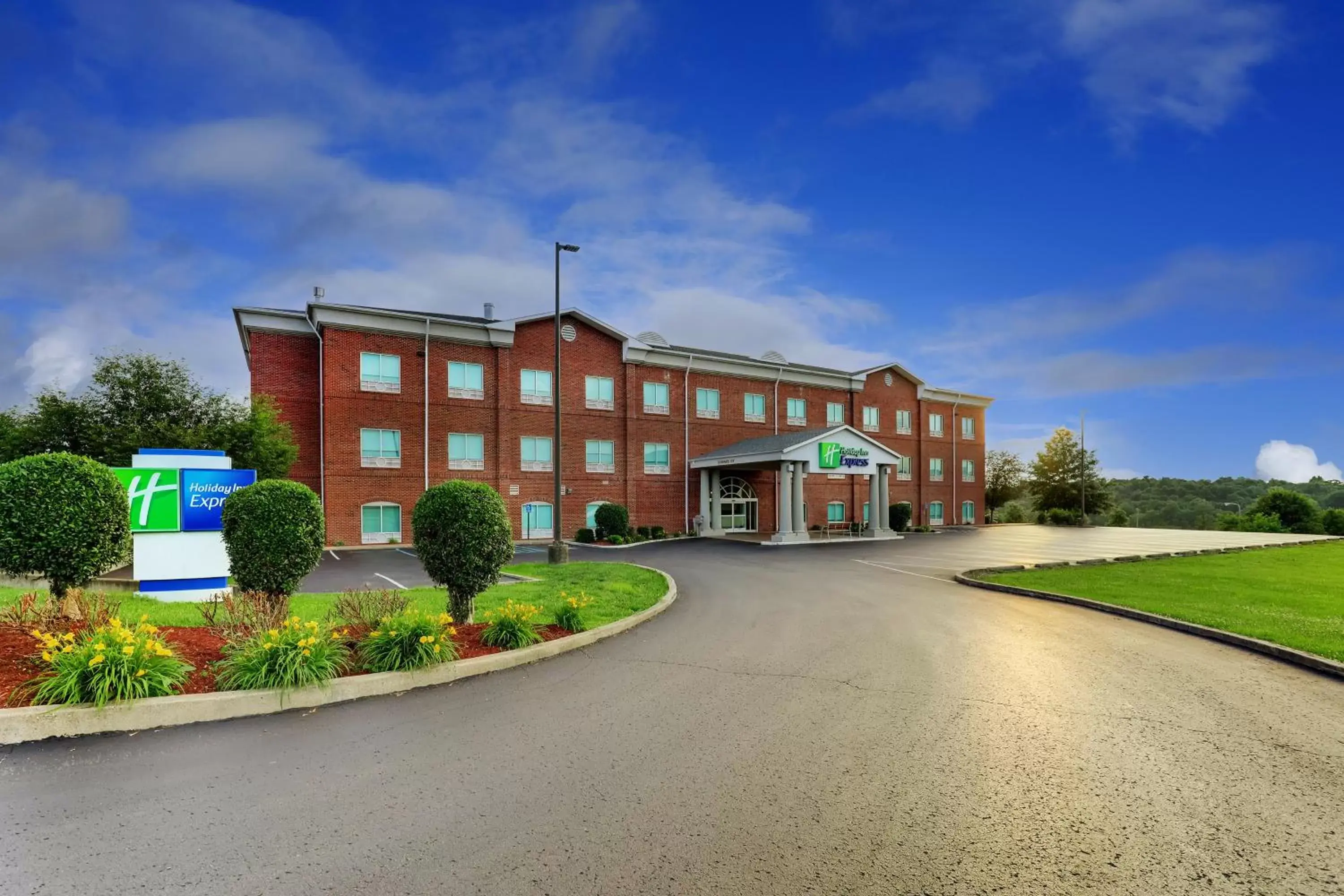 Property Building in Holiday Inn Express Campbellsville, an IHG Hotel