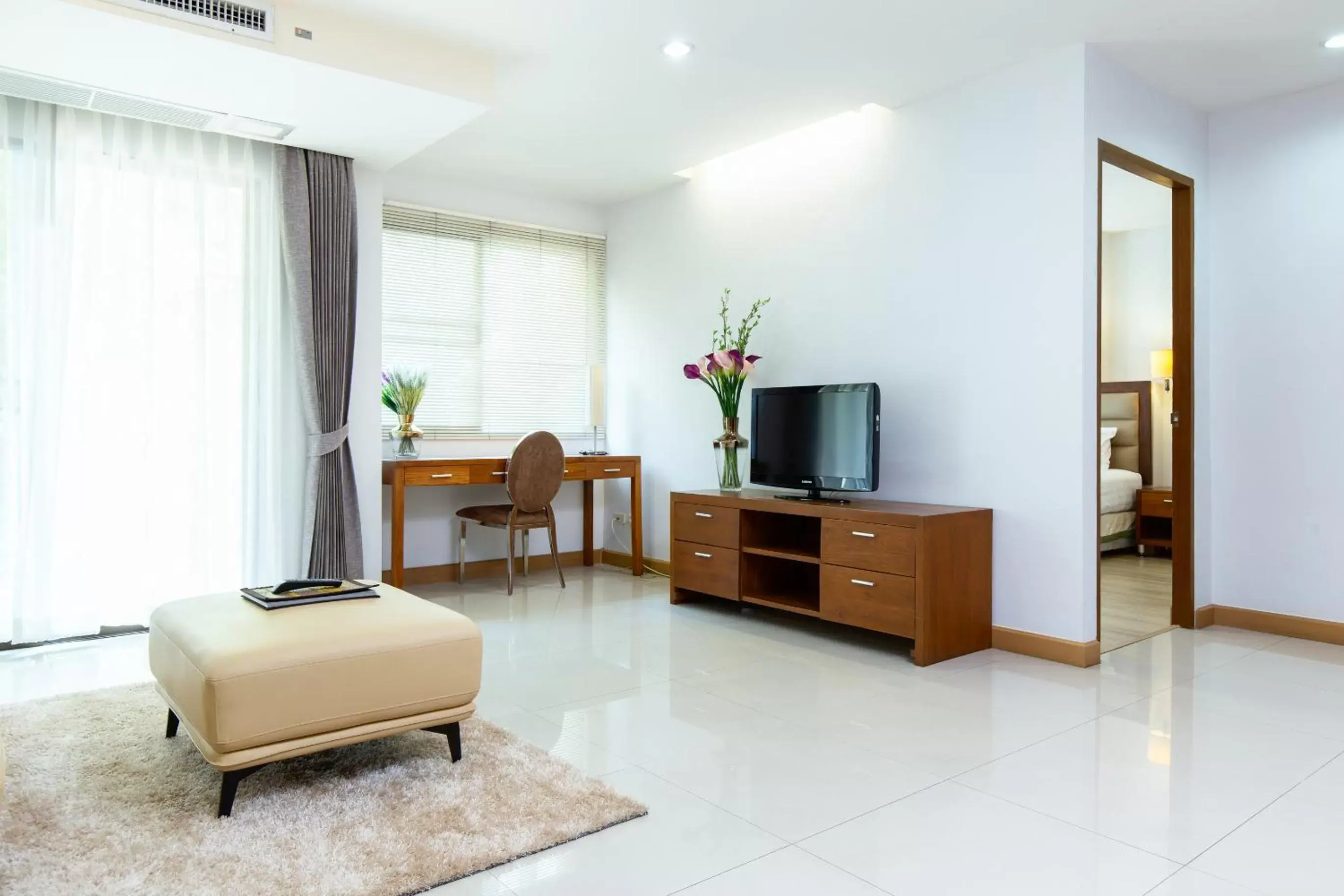 Living room, TV/Entertainment Center in Lasalle Suites Hotel & Residence