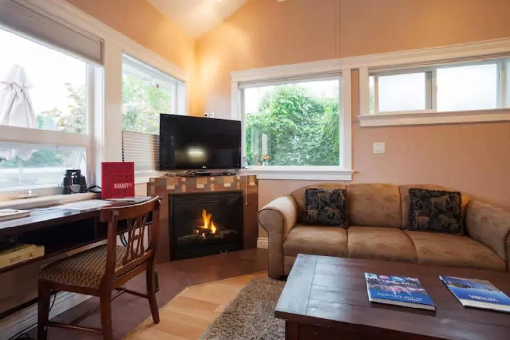 Birds of a Feather Victoria Oceanfront Studio Suites