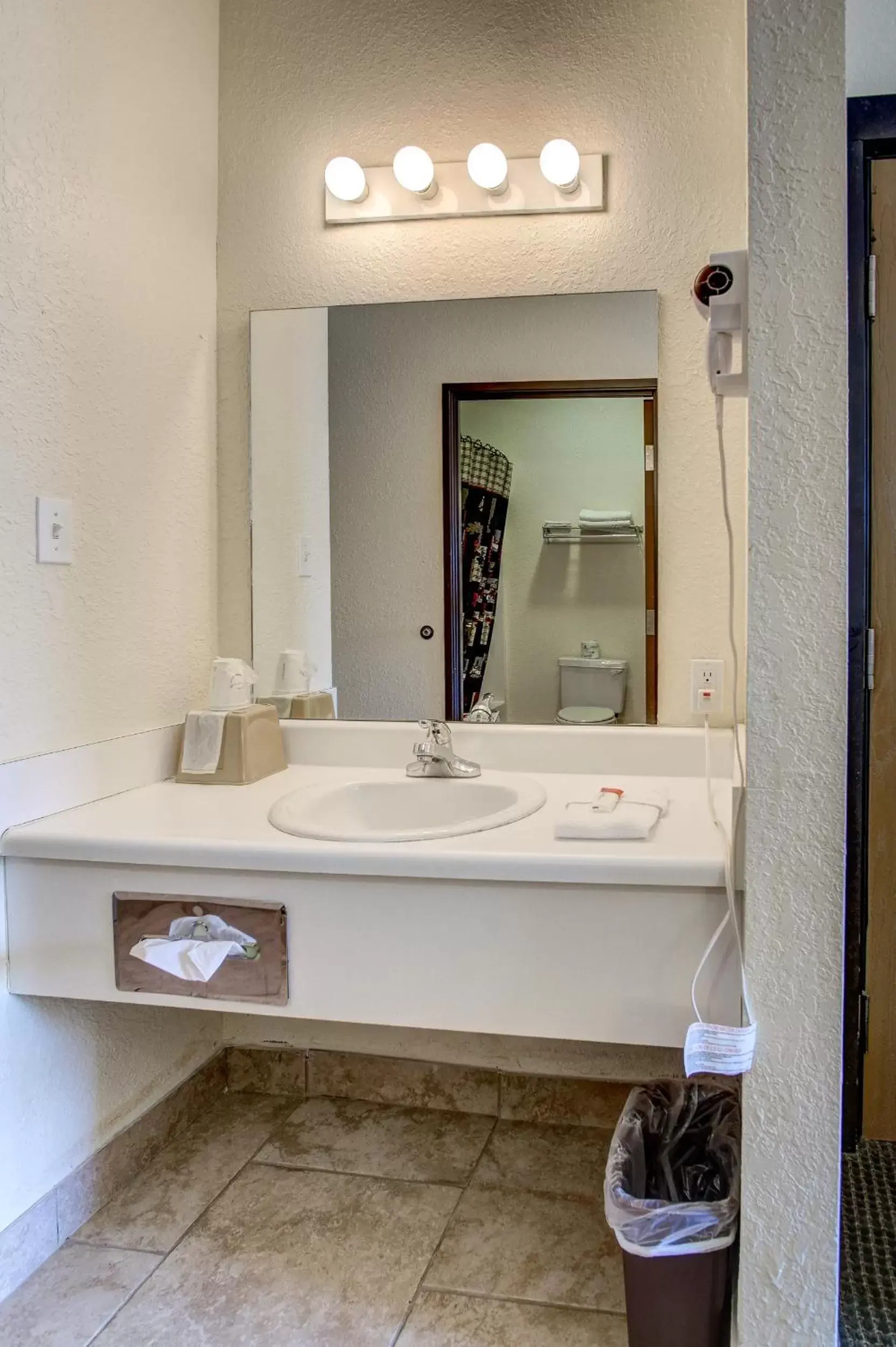 Bathroom in Booneslick Lodge - Neosho