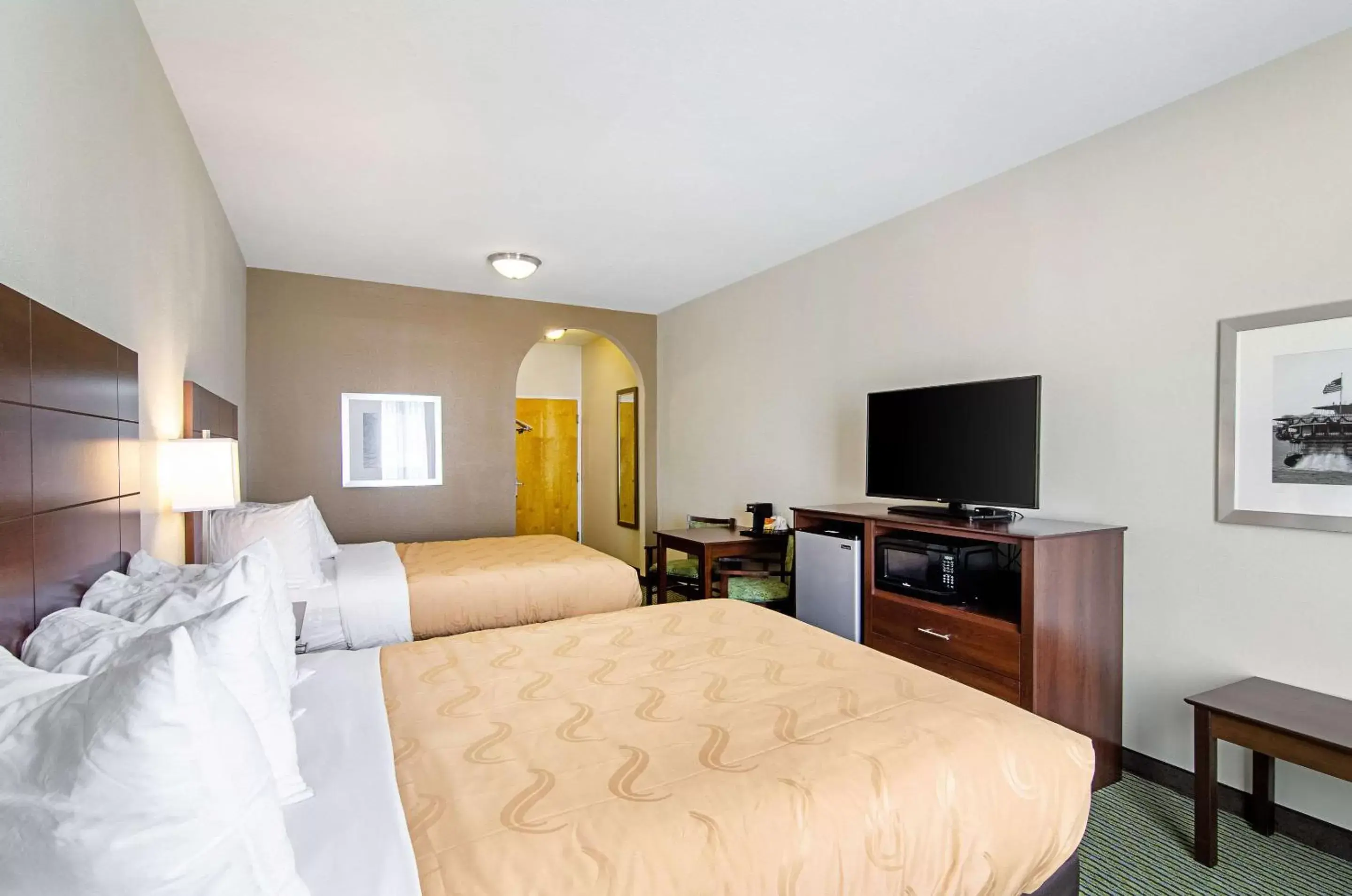 Photo of the whole room, Bed in Quality Inn & Suites Near Tanger Outlet Mall