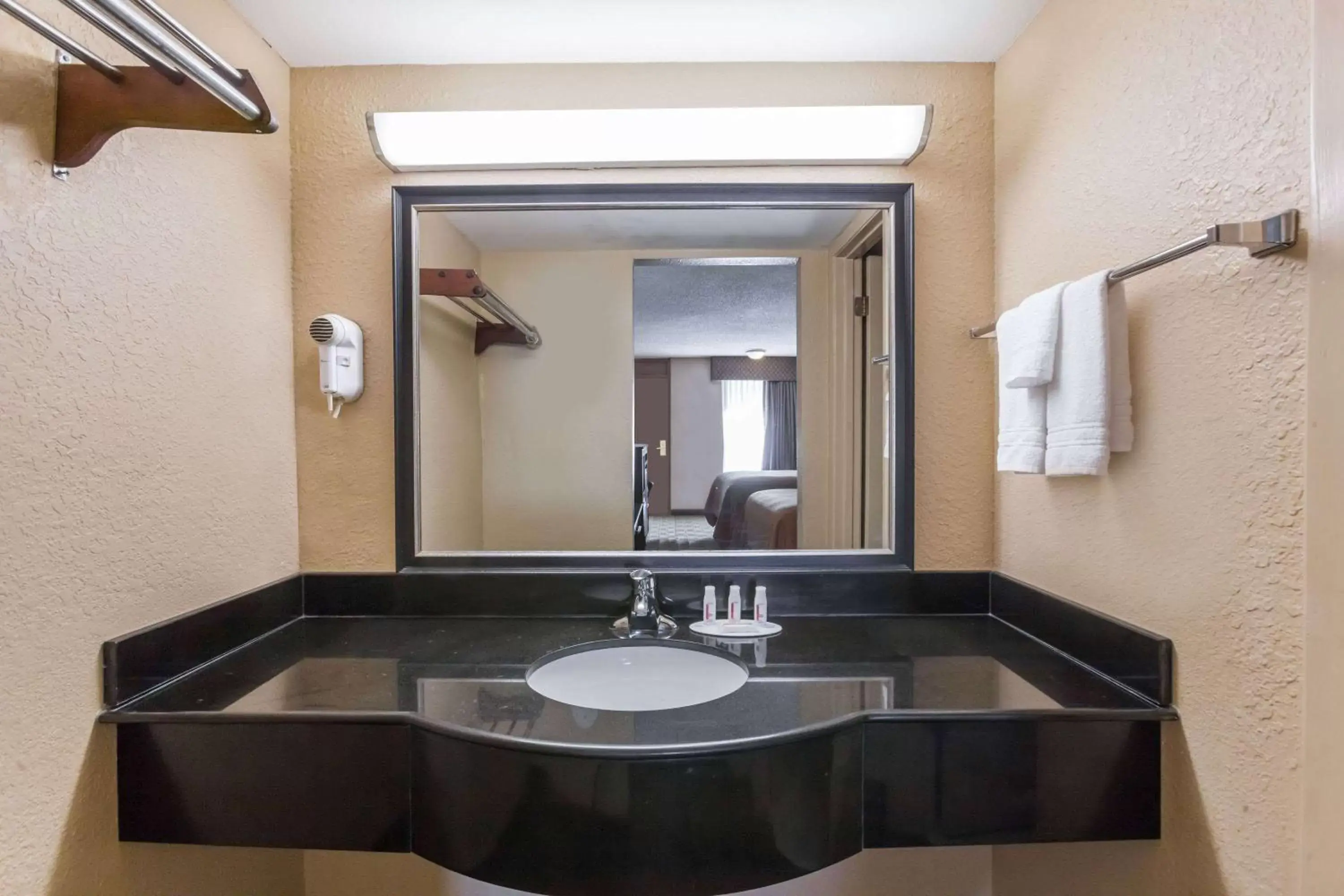 TV and multimedia, Bathroom in Super 8 by Wyndham Atoka