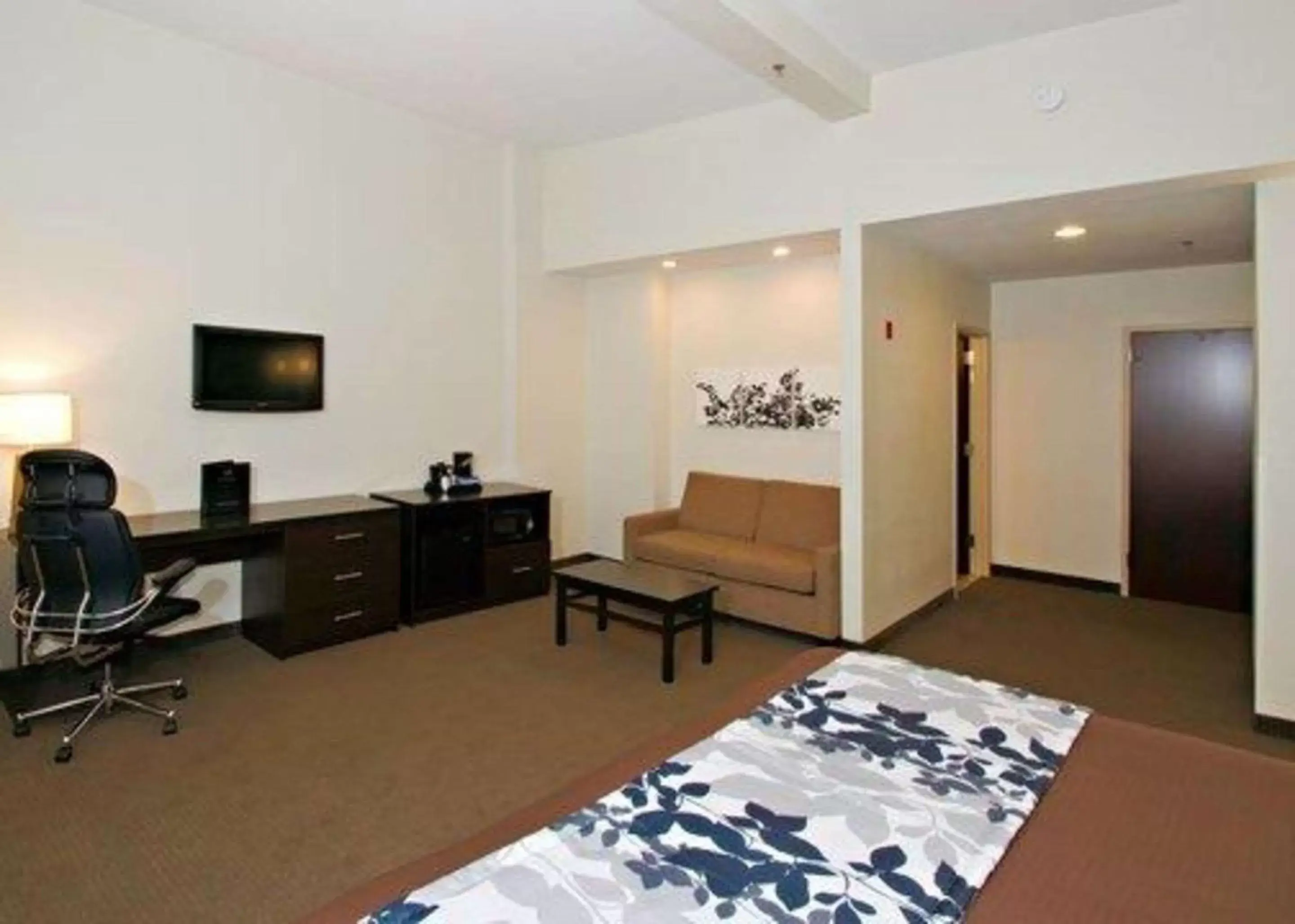 Photo of the whole room, TV/Entertainment Center in Sleep Inn & Suites Downtown Inner Harbor