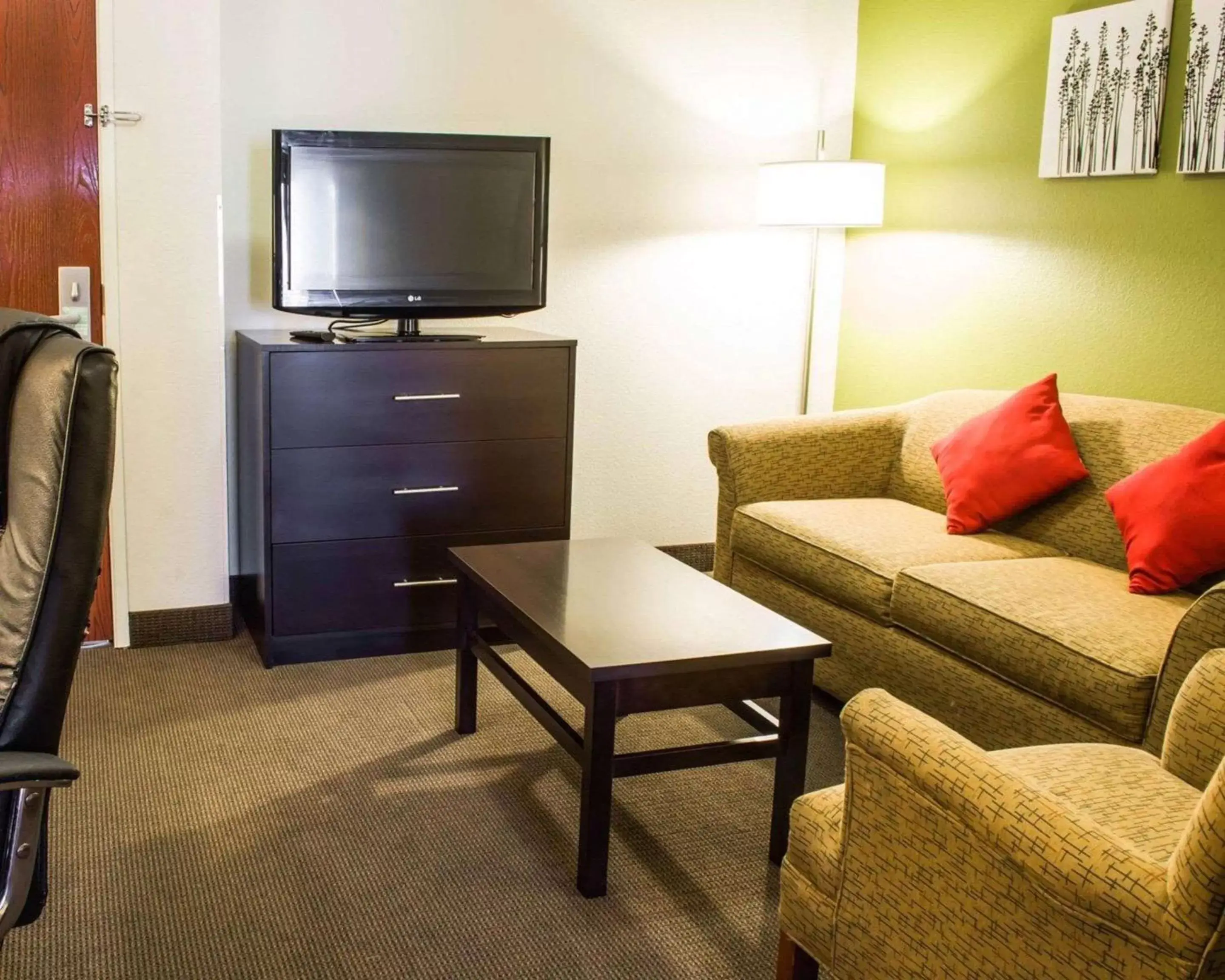 Photo of the whole room, TV/Entertainment Center in Sleep Inn & Suites Virginia Horse Center