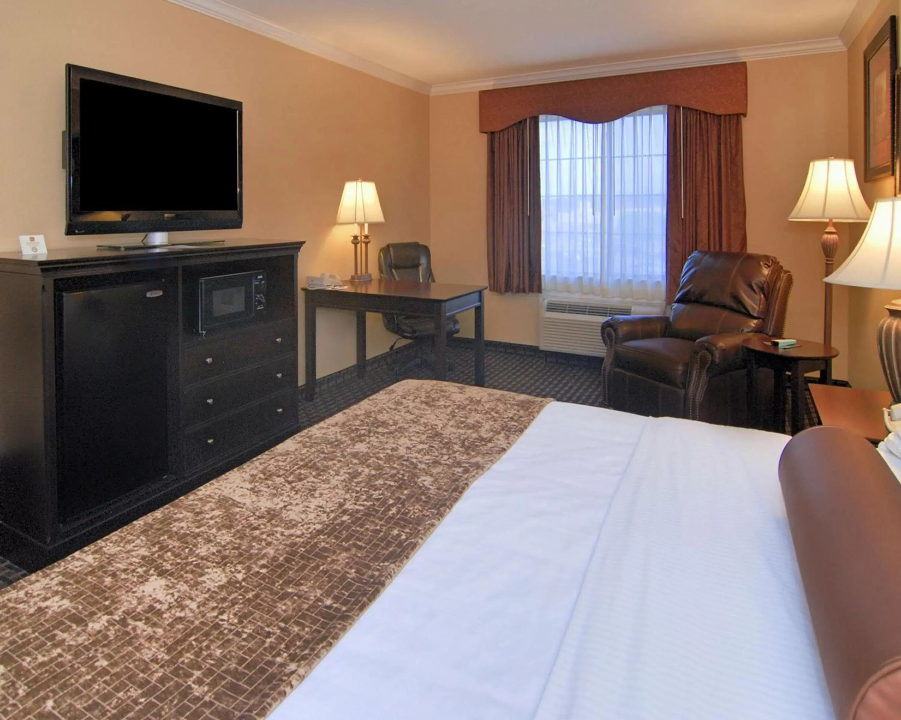 Photo of the whole room, TV/Entertainment Center in Best Western Plus Southpark Inn & Suites