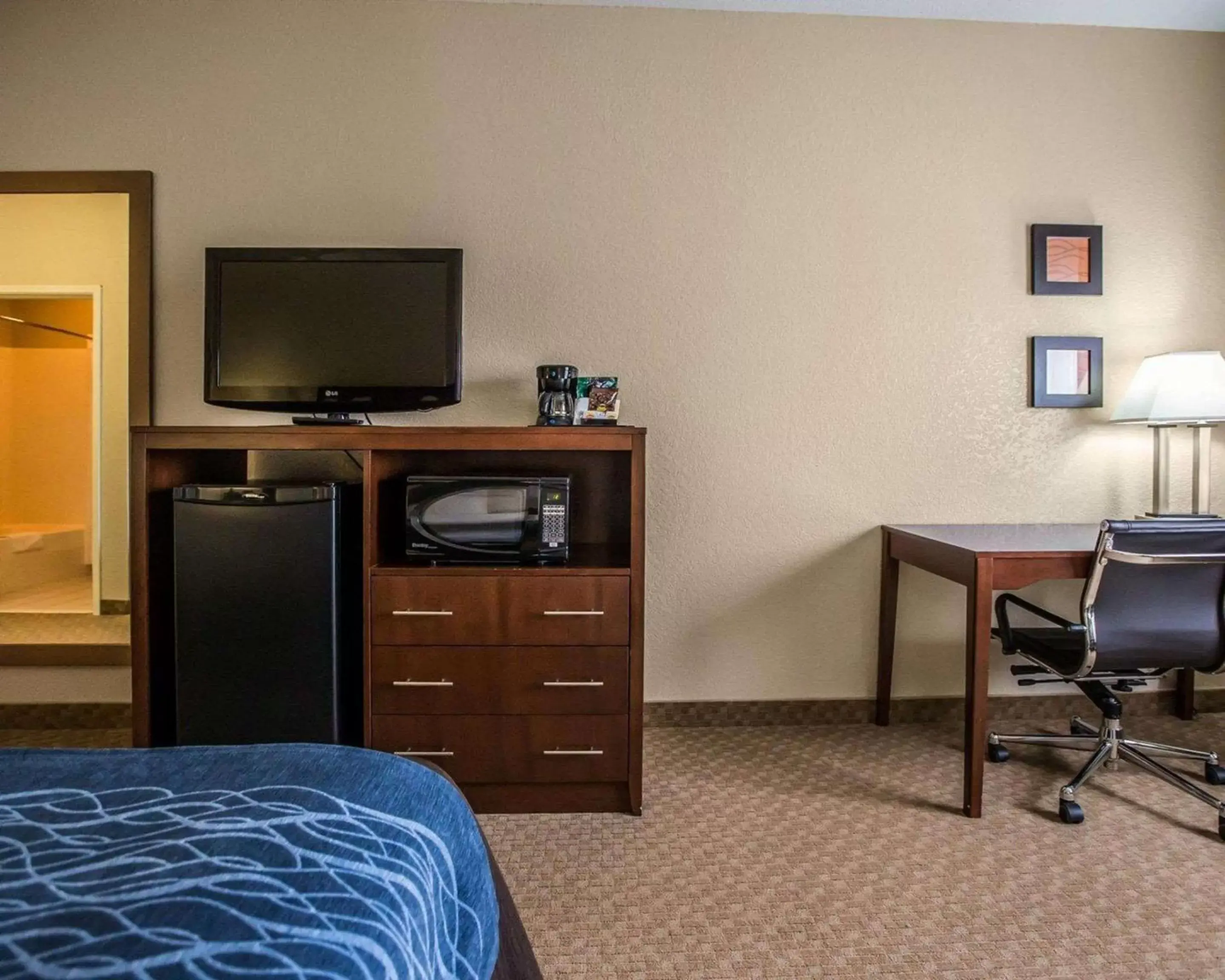 Photo of the whole room, TV/Entertainment Center in Quality Inn & Suites Dixon near I-88