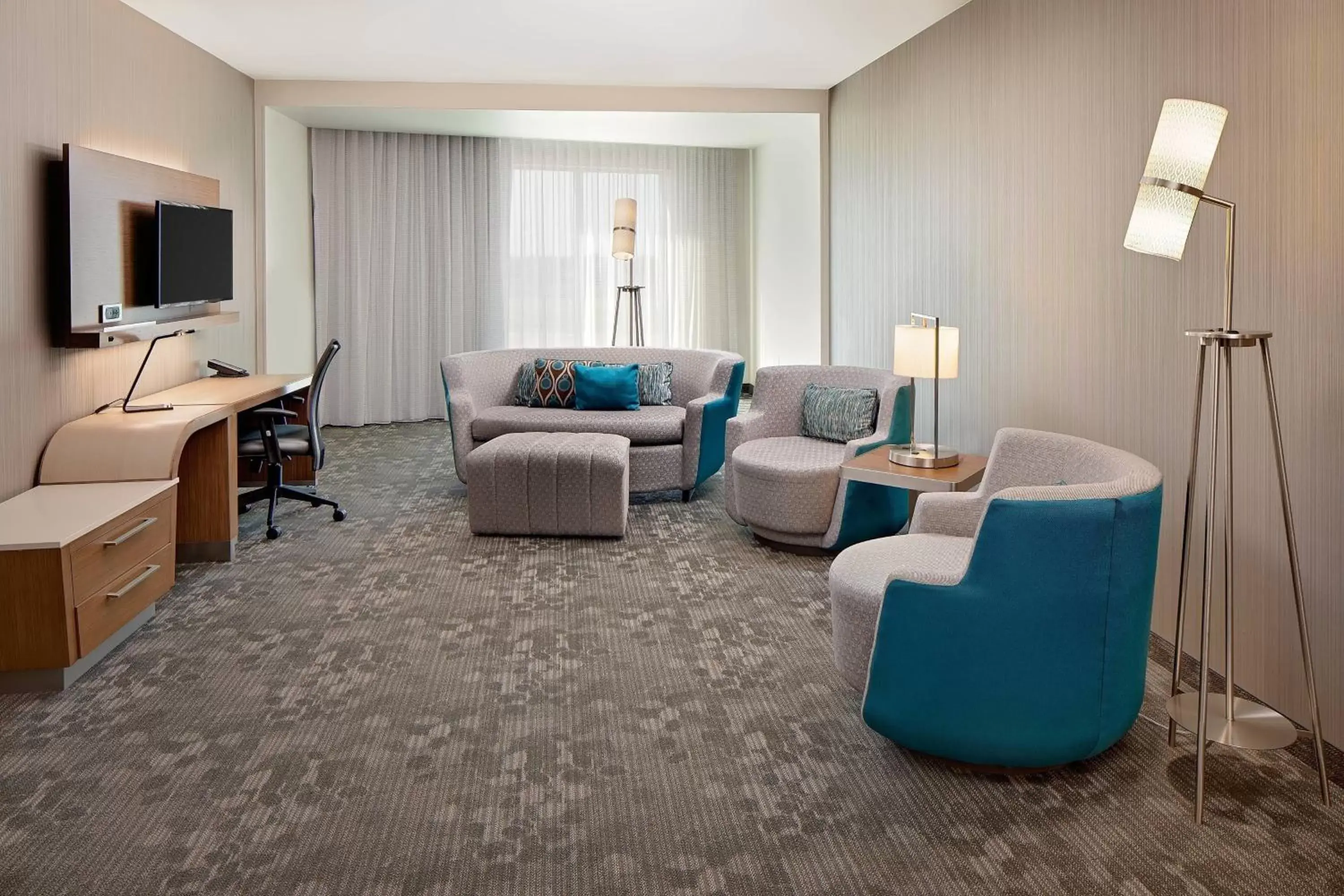 Bedroom, Seating Area in Courtyard by Marriott Dallas Carrollton and Carrollton Conference Center