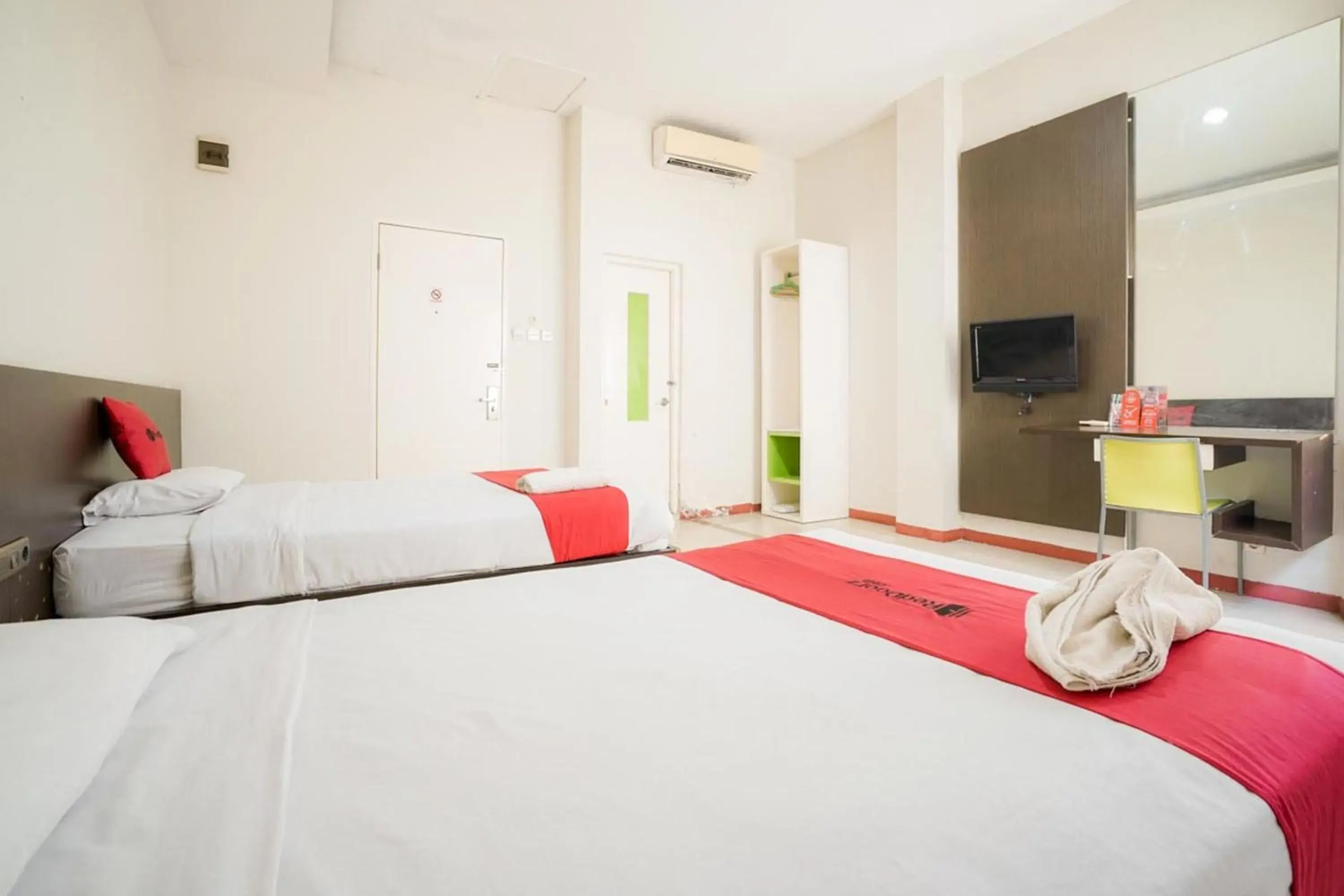 Bedroom, Bed in RedDoorz near Pantai Pede