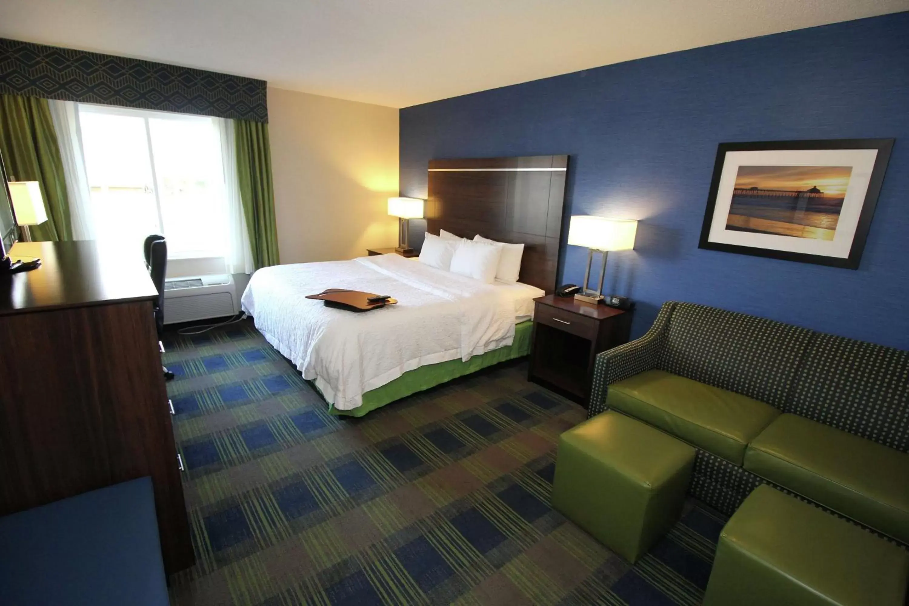 Bedroom in Hampton Inn Sandusky-Central