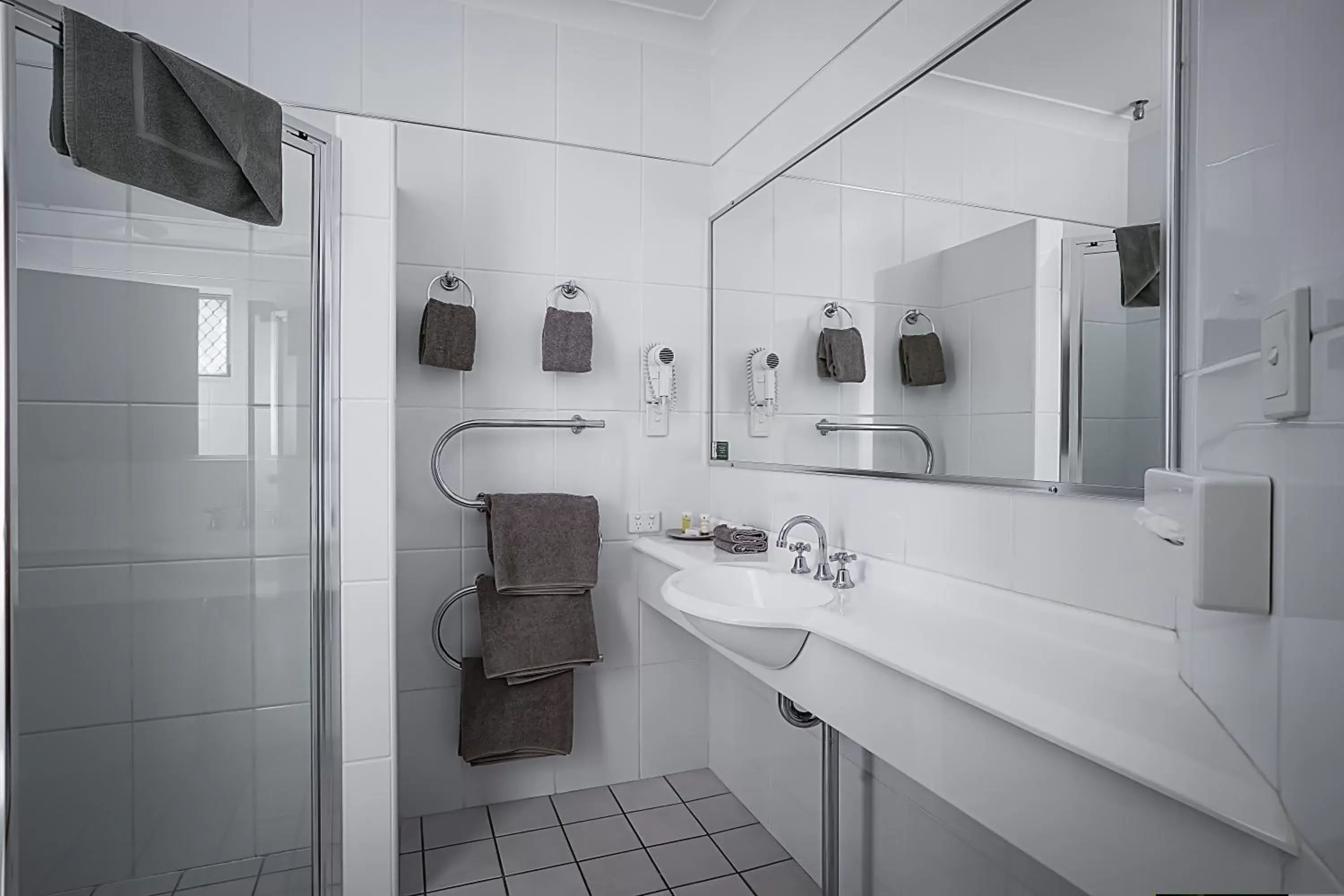 Shower, Bathroom in Akuna Motor Inn and Apartments