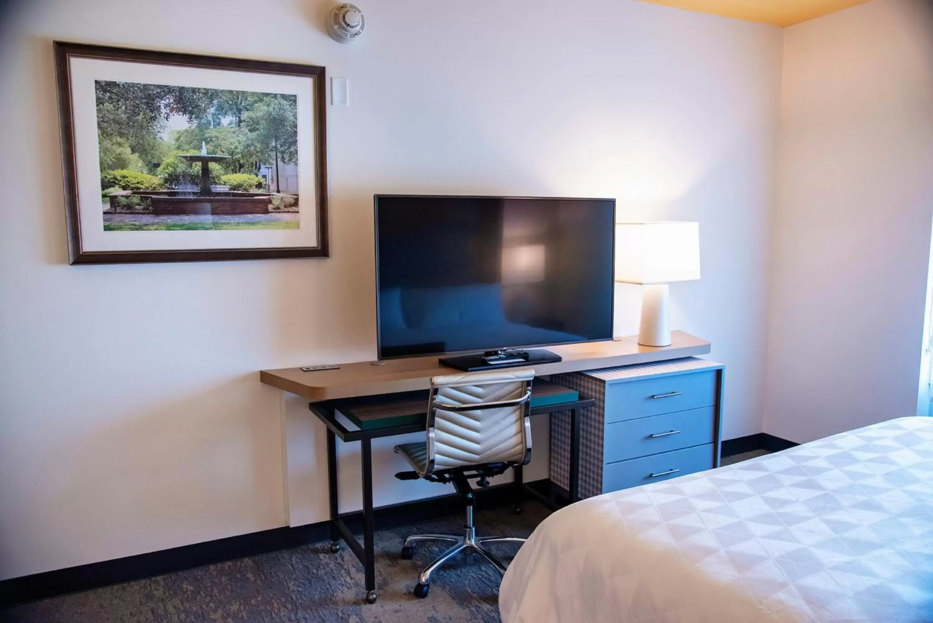 Photo of the whole room, TV/Entertainment Center in Holiday Inn & Suites - Savannah Airport - Pooler, an IHG Hotel