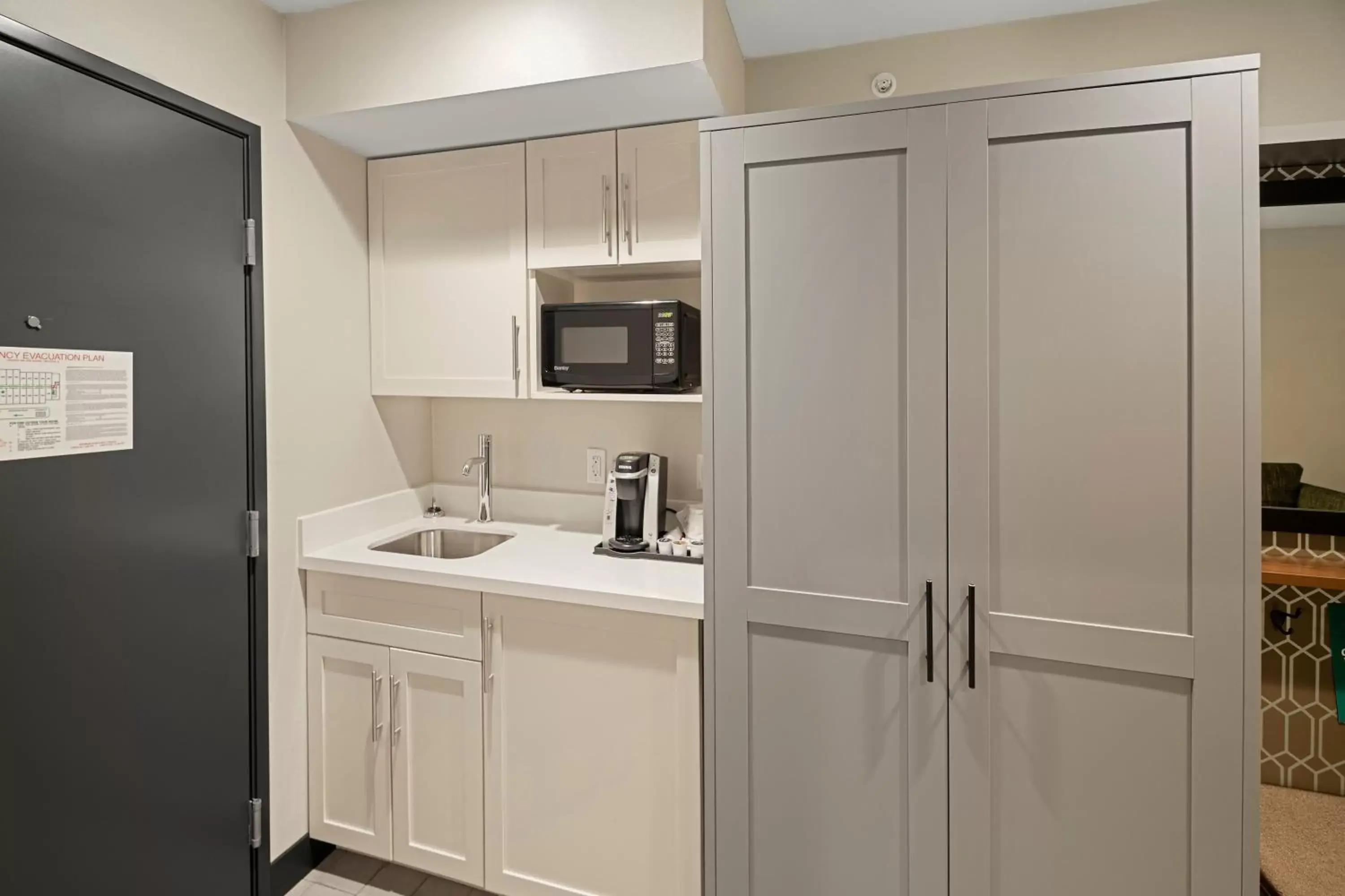 Photo of the whole room, Kitchen/Kitchenette in Holiday Inn Hotel & Suites - Decatur, an IHG Hotel