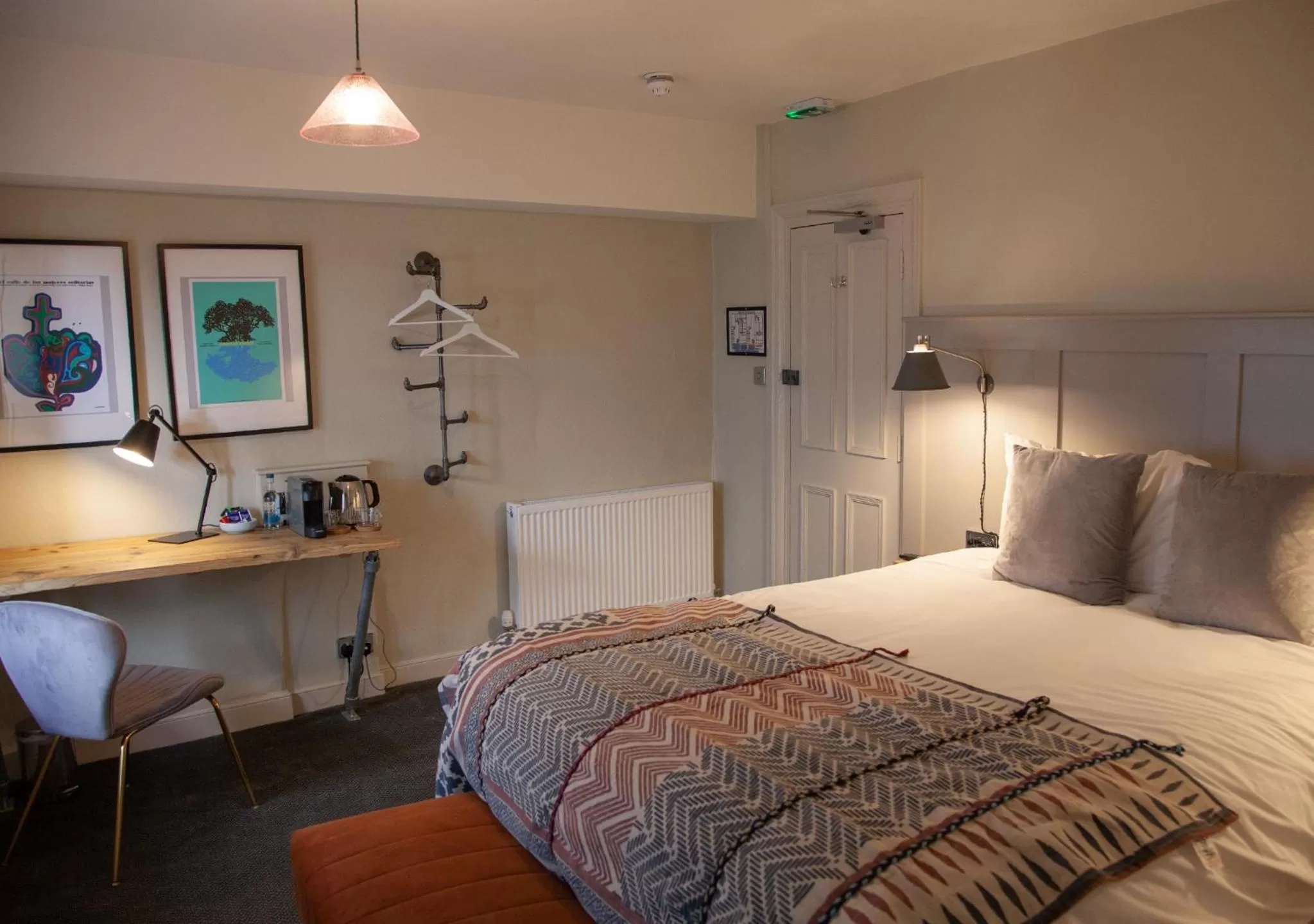 Bedroom, Bed in The Kings Arms Hotel