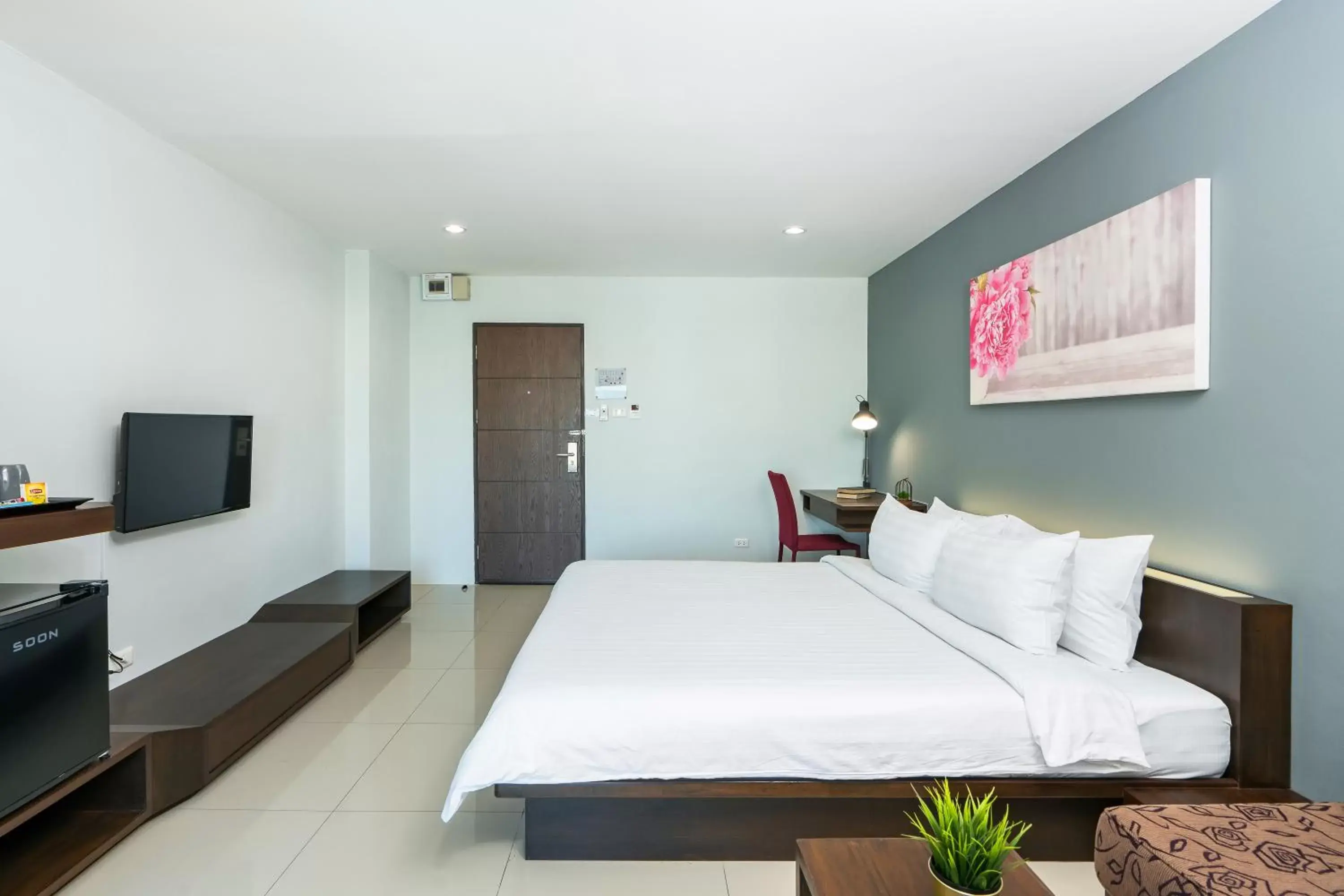 Photo of the whole room, Bed in De Botan Srinakarin Hotel & Residence