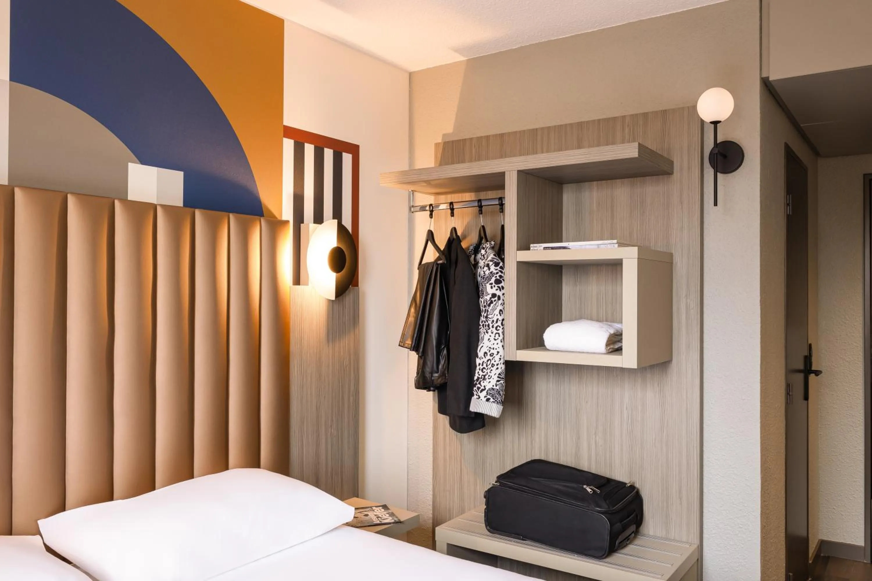 wardrobe, Bed in ibis Styles Saint-Quentin